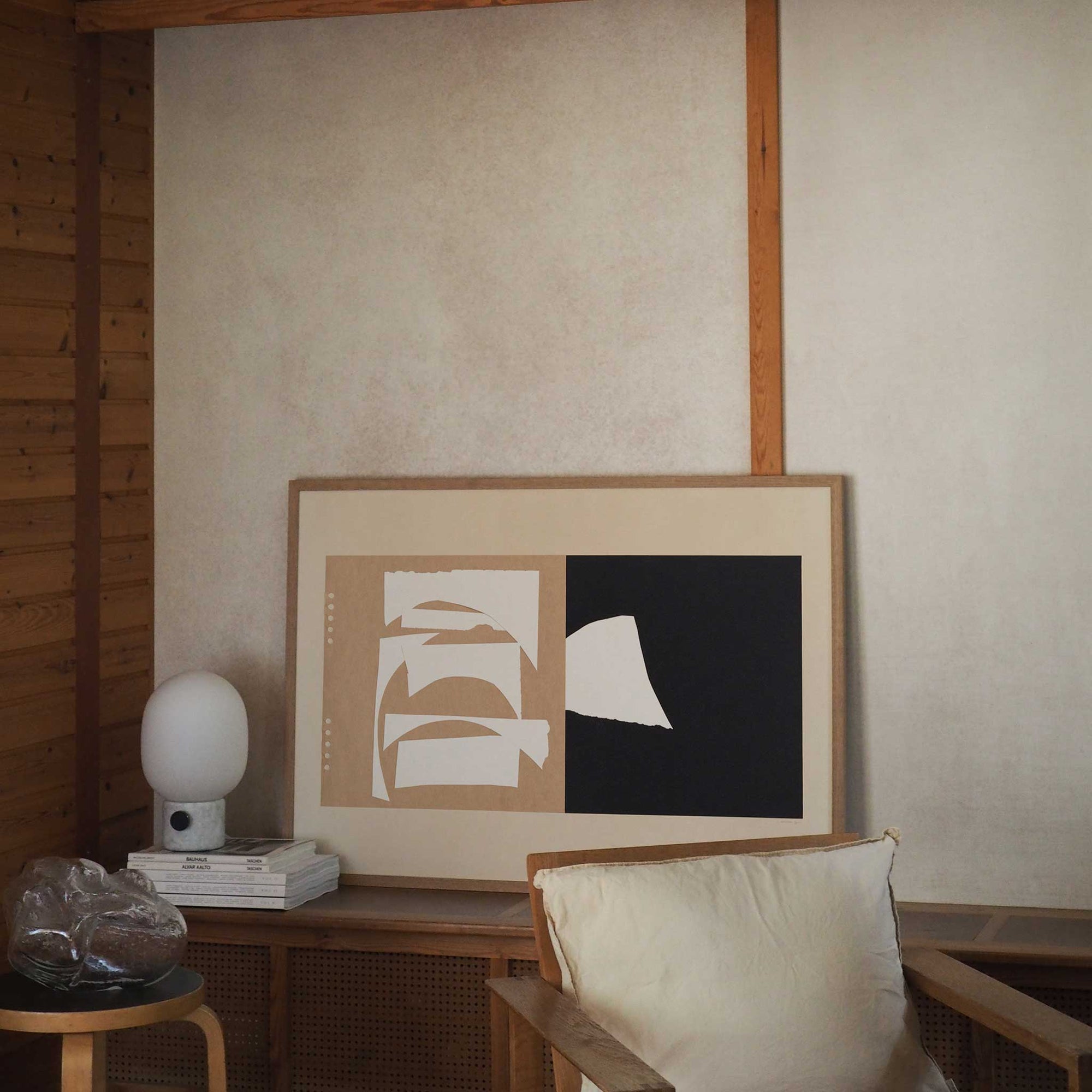 Atelier Cph（アトリエ・シーピーエイチ）は、デンマーク・コペンハーゲンを拠点とするデザインスタジオ兼アートブランドです。ミニマルで構築的なビジュアルを特徴とし、抽象アートやコラージュを中心としたアートポスターを多数手がけています。北欧デザインらしい洗練された感性とバランスの取れた構成美が魅力で、リビング、寝室、書斎、オフィスなど、あらゆる空間に調和と静けさをもたらします。幾何学的なモチーフを用いたアートは、ギャラリーウォールやモダンインテリアのアクセントにも最適。高品質な紙と印刷による仕上がりで、インテリアとしての完成度も高く評価されています。北欧アートポスター、現代アート、ミニマルデザイン、韓国インテリアなど、幅広いスタイルにマッチするスタイリッシュなアートを探している方におすすめです。