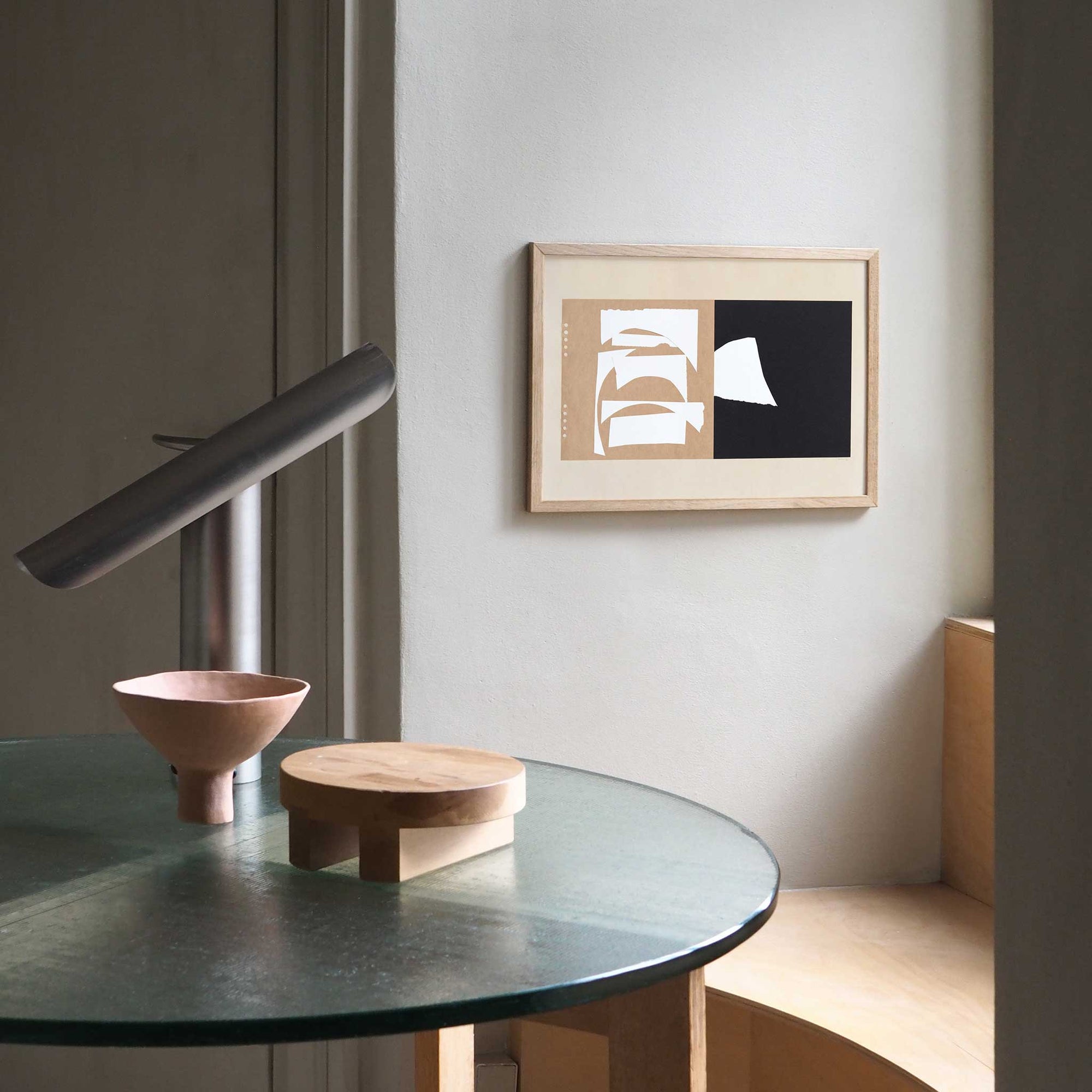 Atelier Cph（アトリエ・シーピーエイチ）は、デンマーク・コペンハーゲンを拠点とするデザインスタジオ兼アートブランドです。ミニマルで構築的なビジュアルを特徴とし、抽象アートやコラージュを中心としたアートポスターを多数手がけています。北欧デザインらしい洗練された感性とバランスの取れた構成美が魅力で、リビング、寝室、書斎、オフィスなど、あらゆる空間に調和と静けさをもたらします。幾何学的なモチーフを用いたアートは、ギャラリーウォールやモダンインテリアのアクセントにも最適。高品質な紙と印刷による仕上がりで、インテリアとしての完成度も高く評価されています。北欧アートポスター、現代アート、ミニマルデザイン、韓国インテリアなど、幅広いスタイルにマッチするスタイリッシュなアートを探している方におすすめです。