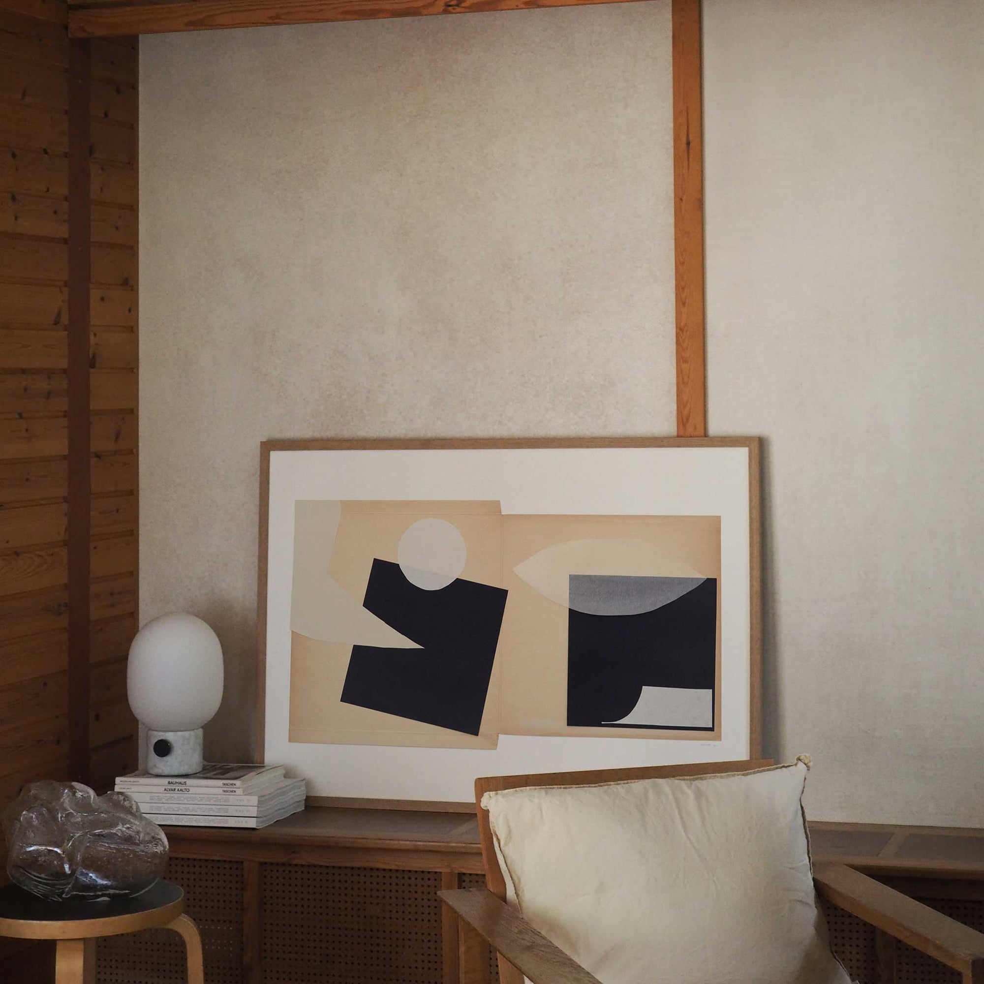 Atelier Cph（アトリエ・シーピーエイチ）は、デンマーク・コペンハーゲンを拠点とするデザインスタジオ兼アートブランドです。ミニマルで構築的なビジュアルを特徴とし、抽象アートやコラージュを中心としたアートポスターを多数手がけています。北欧デザインらしい洗練された感性とバランスの取れた構成美が魅力で、リビング、寝室、書斎、オフィスなど、あらゆる空間に調和と静けさをもたらします。幾何学的なモチーフを用いたアートは、ギャラリーウォールやモダンインテリアのアクセントにも最適。高品質な紙と印刷による仕上がりで、インテリアとしての完成度も高く評価されています。北欧アートポスター、現代アート、ミニマルデザイン、韓国インテリアなど、幅広いスタイルにマッチするスタイリッシュなアートを探している方におすすめです。