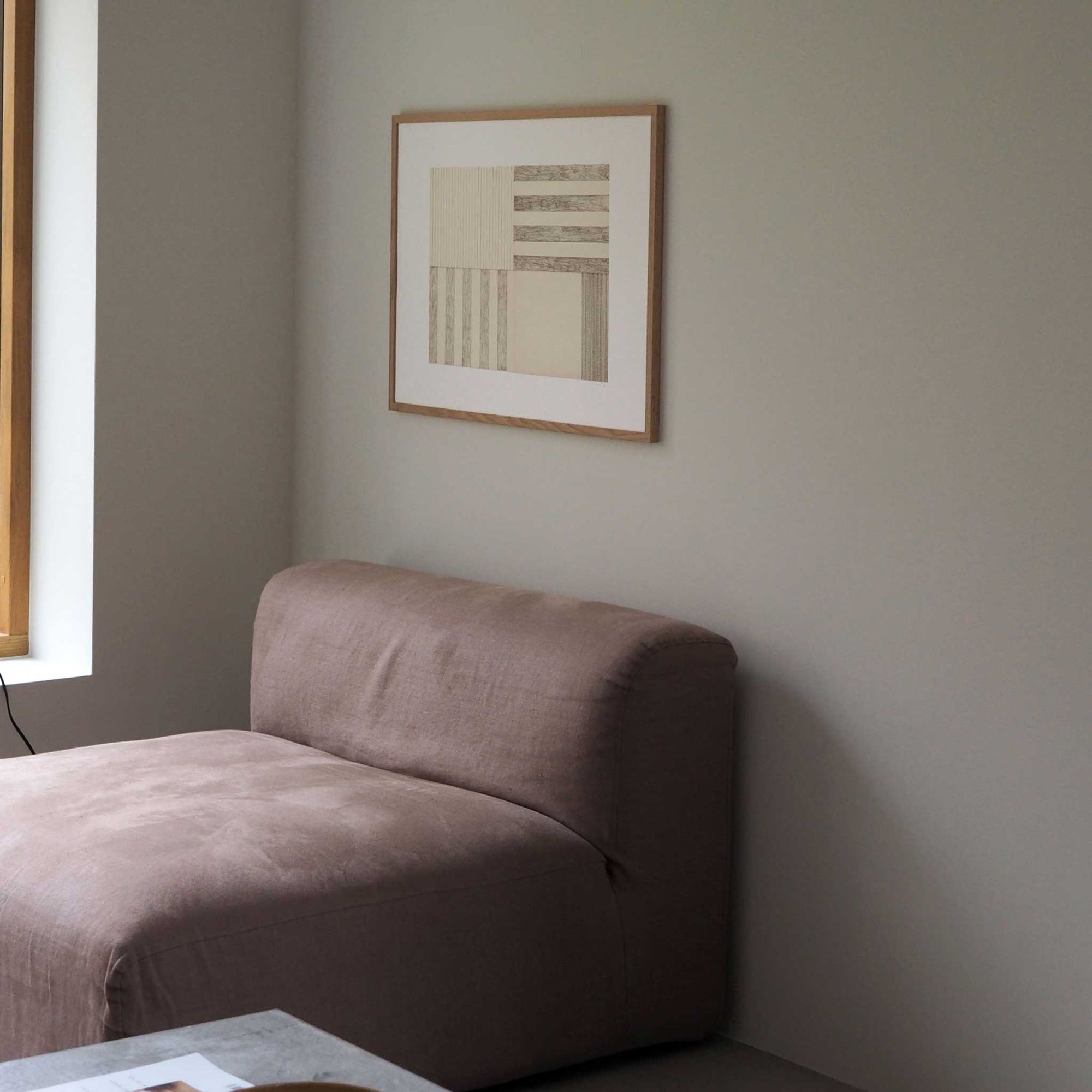 Atelier Cph（アトリエ・シーピーエイチ）は、デンマーク・コペンハーゲンを拠点とするデザインスタジオ兼アートブランドです。ミニマルで構築的なビジュアルを特徴とし、抽象アートやコラージュを中心としたアートポスターを多数手がけています。北欧デザインらしい洗練された感性とバランスの取れた構成美が魅力で、リビング、寝室、書斎、オフィスなど、あらゆる空間に調和と静けさをもたらします。幾何学的なモチーフを用いたアートは、ギャラリーウォールやモダンインテリアのアクセントにも最適。高品質な紙と印刷による仕上がりで、インテリアとしての完成度も高く評価されています。北欧アートポスター、現代アート、ミニマルデザイン、韓国インテリアなど、幅広いスタイルにマッチするスタイリッシュなアートを探している方におすすめです。