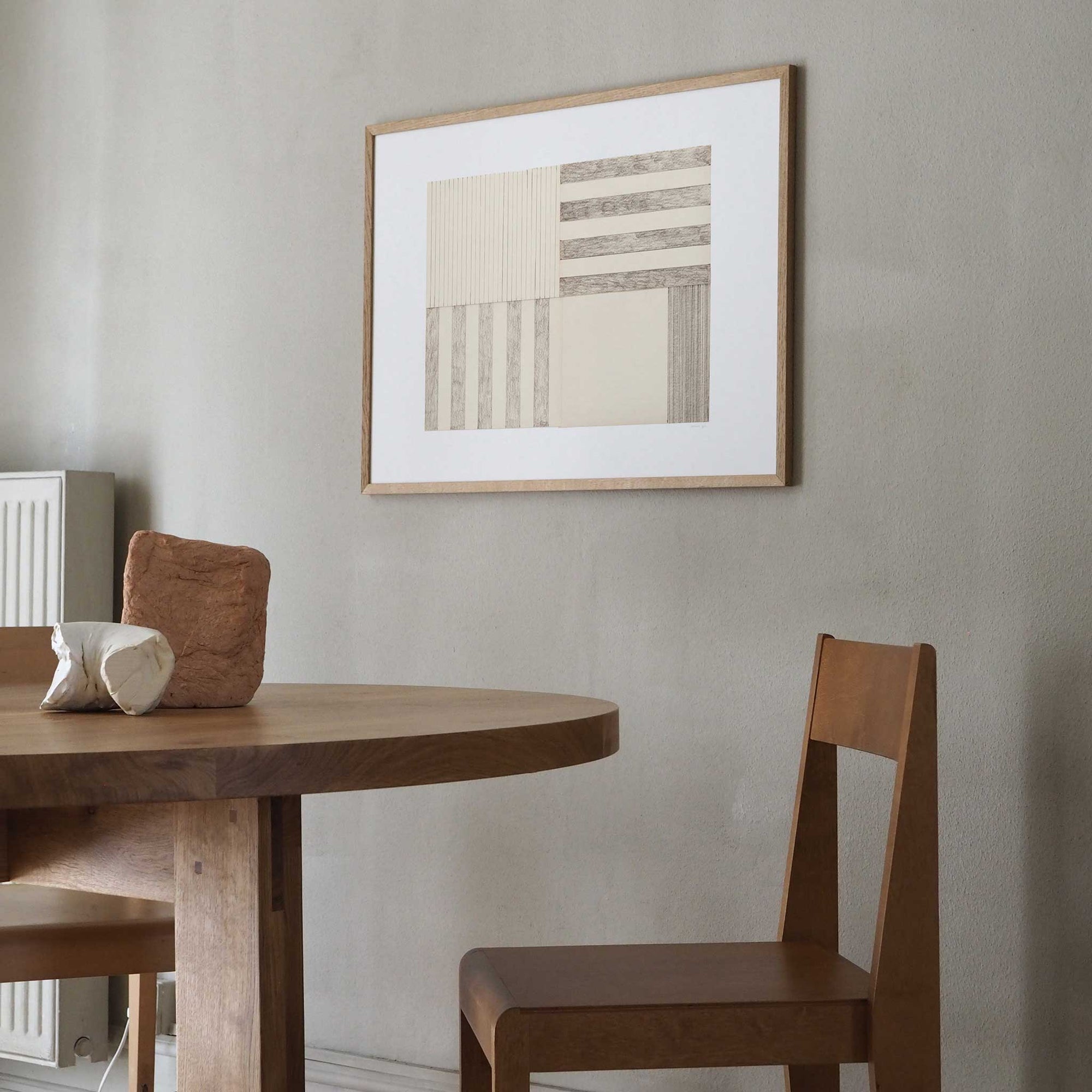 Atelier Cph（アトリエ・シーピーエイチ）は、デンマーク・コペンハーゲンを拠点とするデザインスタジオ兼アートブランドです。ミニマルで構築的なビジュアルを特徴とし、抽象アートやコラージュを中心としたアートポスターを多数手がけています。北欧デザインらしい洗練された感性とバランスの取れた構成美が魅力で、リビング、寝室、書斎、オフィスなど、あらゆる空間に調和と静けさをもたらします。幾何学的なモチーフを用いたアートは、ギャラリーウォールやモダンインテリアのアクセントにも最適。高品質な紙と印刷による仕上がりで、インテリアとしての完成度も高く評価されています。北欧アートポスター、現代アート、ミニマルデザイン、韓国インテリアなど、幅広いスタイルにマッチするスタイリッシュなアートを探している方におすすめです。