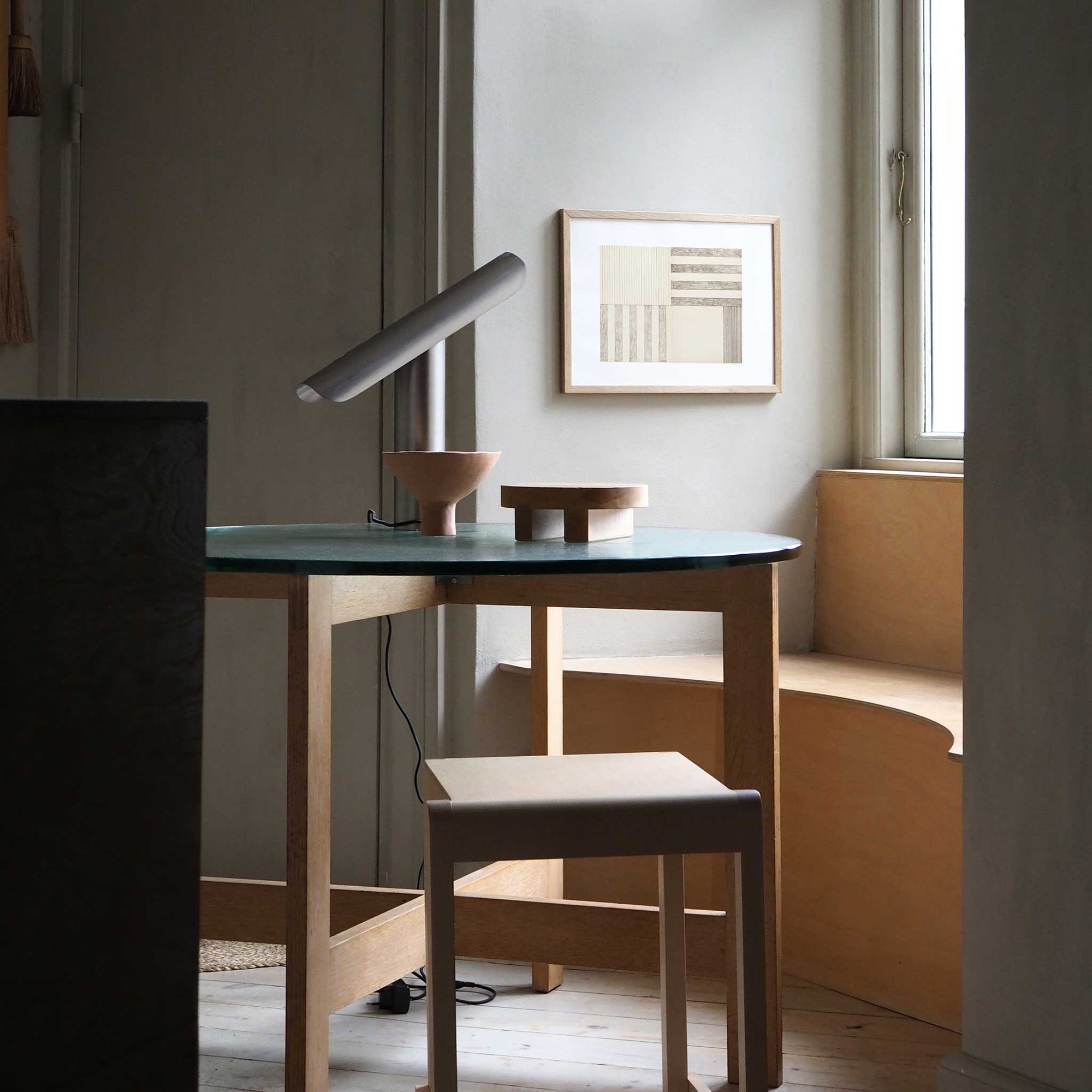 Atelier Cph（アトリエ・シーピーエイチ）は、デンマーク・コペンハーゲンを拠点とするデザインスタジオ兼アートブランドです。ミニマルで構築的なビジュアルを特徴とし、抽象アートやコラージュを中心としたアートポスターを多数手がけています。北欧デザインらしい洗練された感性とバランスの取れた構成美が魅力で、リビング、寝室、書斎、オフィスなど、あらゆる空間に調和と静けさをもたらします。幾何学的なモチーフを用いたアートは、ギャラリーウォールやモダンインテリアのアクセントにも最適。高品質な紙と印刷による仕上がりで、インテリアとしての完成度も高く評価されています。北欧アートポスター、現代アート、ミニマルデザイン、韓国インテリアなど、幅広いスタイルにマッチするスタイリッシュなアートを探している方におすすめです。