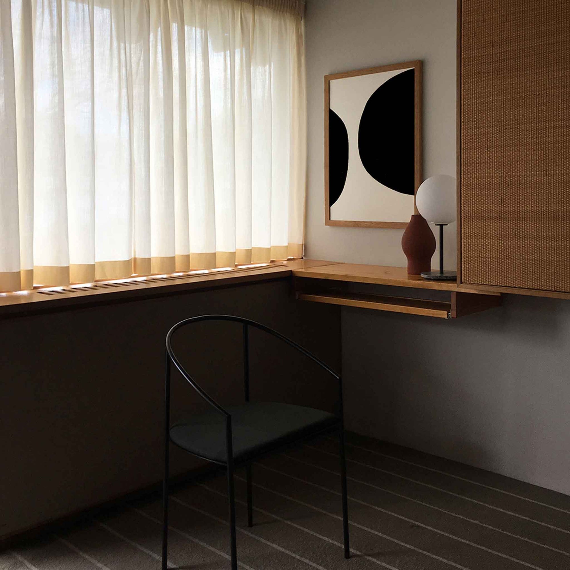 Atelier Cph（アトリエ・シーピーエイチ）は、デンマーク・コペンハーゲンを拠点とするデザインスタジオ兼アートブランドです。ミニマルで構築的なビジュアルを特徴とし、抽象アートやコラージュを中心としたアートポスターを多数手がけています。北欧デザインらしい洗練された感性とバランスの取れた構成美が魅力で、リビング、寝室、書斎、オフィスなど、あらゆる空間に調和と静けさをもたらします。幾何学的なモチーフを用いたアートは、ギャラリーウォールやモダンインテリアのアクセントにも最適。高品質な紙と印刷による仕上がりで、インテリアとしての完成度も高く評価されています。北欧アートポスター、現代アート、ミニマルデザイン、韓国インテリアなど、幅広いスタイルにマッチするスタイリッシュなアートを探している方におすすめです。