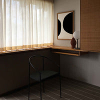 Atelier Cph（アトリエ・シーピーエイチ）は、デンマーク・コペンハーゲンを拠点とするデザインスタジオ兼アートブランドです。ミニマルで構築的なビジュアルを特徴とし、抽象アートやコラージュを中心としたアートポスターを多数手がけています。北欧デザインらしい洗練された感性とバランスの取れた構成美が魅力で、リビング、寝室、書斎、オフィスなど、あらゆる空間に調和と静けさをもたらします。幾何学的なモチーフを用いたアートは、ギャラリーウォールやモダンインテリアのアクセントにも最適。高品質な紙と印刷による仕上がりで、インテリアとしての完成度も高く評価されています。北欧アートポスター、現代アート、ミニマルデザイン、韓国インテリアなど、幅広いスタイルにマッチするスタイリッシュなアートを探している方におすすめです。