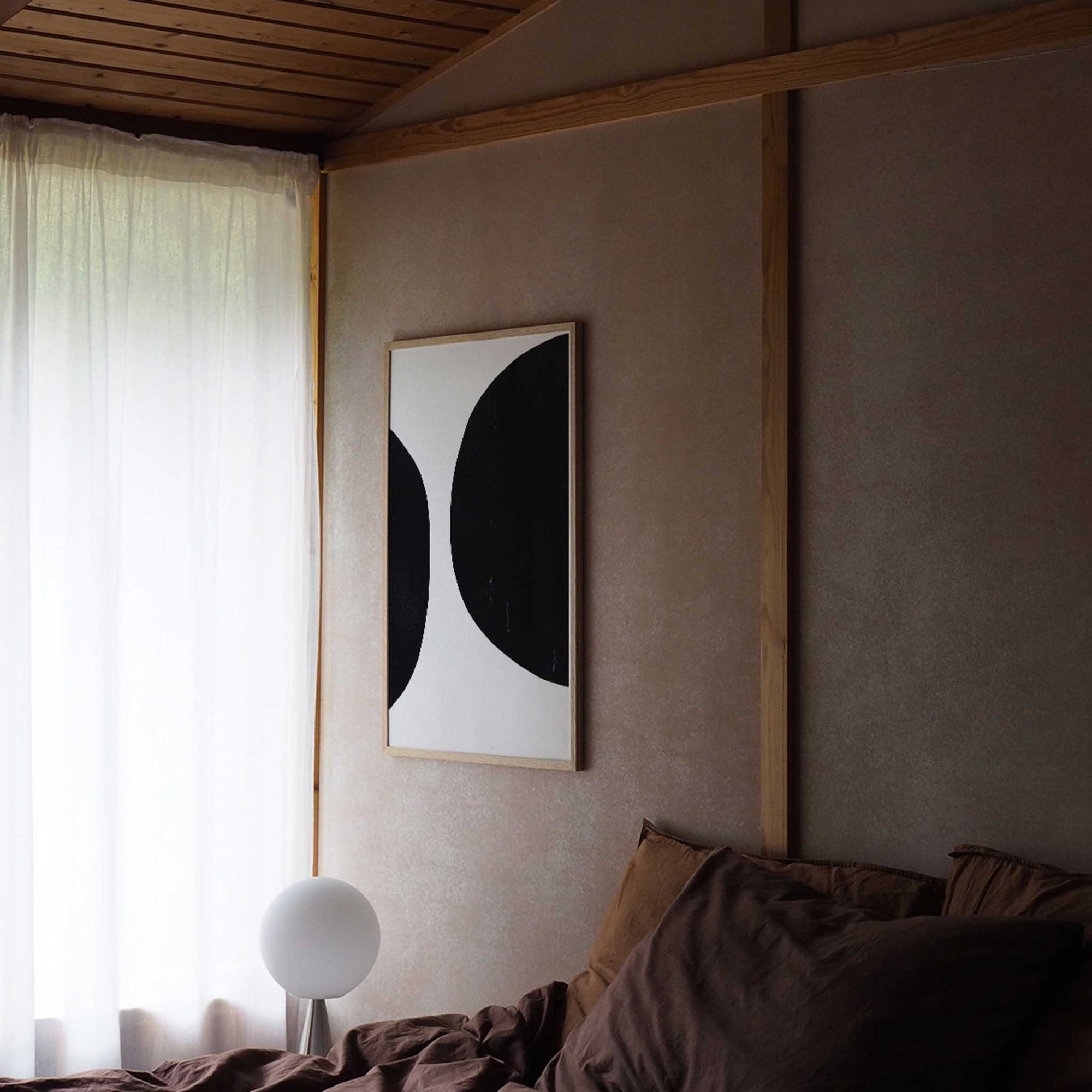 Atelier Cph（アトリエ・シーピーエイチ）は、デンマーク・コペンハーゲンを拠点とするデザインスタジオ兼アートブランドです。ミニマルで構築的なビジュアルを特徴とし、抽象アートやコラージュを中心としたアートポスターを多数手がけています。北欧デザインらしい洗練された感性とバランスの取れた構成美が魅力で、リビング、寝室、書斎、オフィスなど、あらゆる空間に調和と静けさをもたらします。幾何学的なモチーフを用いたアートは、ギャラリーウォールやモダンインテリアのアクセントにも最適。高品質な紙と印刷による仕上がりで、インテリアとしての完成度も高く評価されています。北欧アートポスター、現代アート、ミニマルデザイン、韓国インテリアなど、幅広いスタイルにマッチするスタイリッシュなアートを探している方におすすめです。