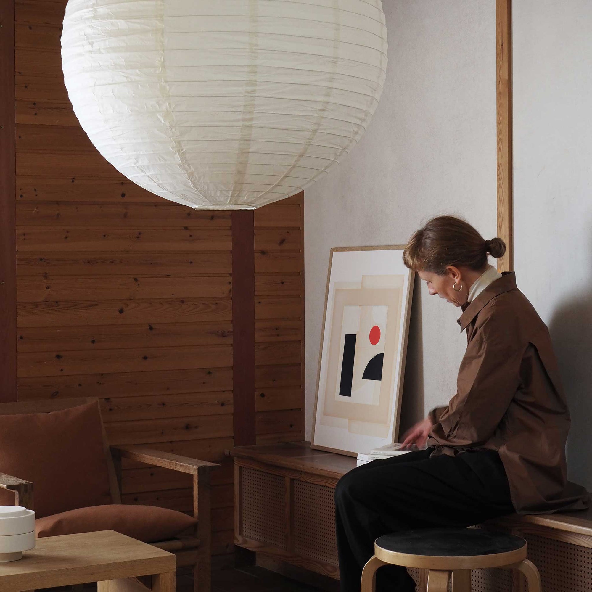 Atelier Cph（アトリエ・シーピーエイチ）は、デンマーク・コペンハーゲンを拠点とするデザインスタジオ兼アートブランドです。ミニマルで構築的なビジュアルを特徴とし、抽象アートやコラージュを中心としたアートポスターを多数手がけています。北欧デザインらしい洗練された感性とバランスの取れた構成美が魅力で、リビング、寝室、書斎、オフィスなど、あらゆる空間に調和と静けさをもたらします。幾何学的なモチーフを用いたアートは、ギャラリーウォールやモダンインテリアのアクセントにも最適。高品質な紙と印刷による仕上がりで、インテリアとしての完成度も高く評価されています。北欧アートポスター、現代アート、ミニマルデザイン、韓国インテリアなど、幅広いスタイルにマッチするスタイリッシュなアートを探している方におすすめです。