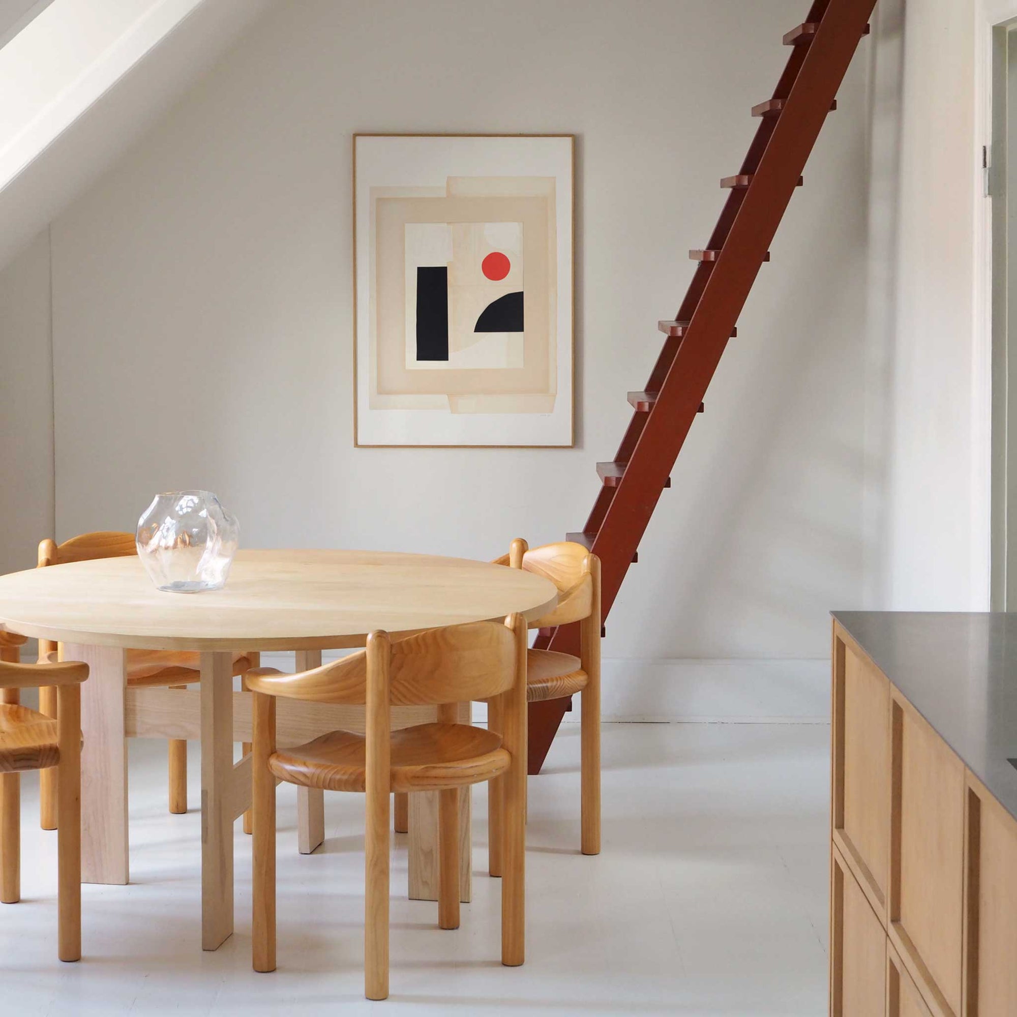 Atelier Cph（アトリエ・シーピーエイチ）は、デンマーク・コペンハーゲンを拠点とするデザインスタジオ兼アートブランドです。ミニマルで構築的なビジュアルを特徴とし、抽象アートやコラージュを中心としたアートポスターを多数手がけています。北欧デザインらしい洗練された感性とバランスの取れた構成美が魅力で、リビング、寝室、書斎、オフィスなど、あらゆる空間に調和と静けさをもたらします。幾何学的なモチーフを用いたアートは、ギャラリーウォールやモダンインテリアのアクセントにも最適。高品質な紙と印刷による仕上がりで、インテリアとしての完成度も高く評価されています。北欧アートポスター、現代アート、ミニマルデザイン、韓国インテリアなど、幅広いスタイルにマッチするスタイリッシュなアートを探している方におすすめです。