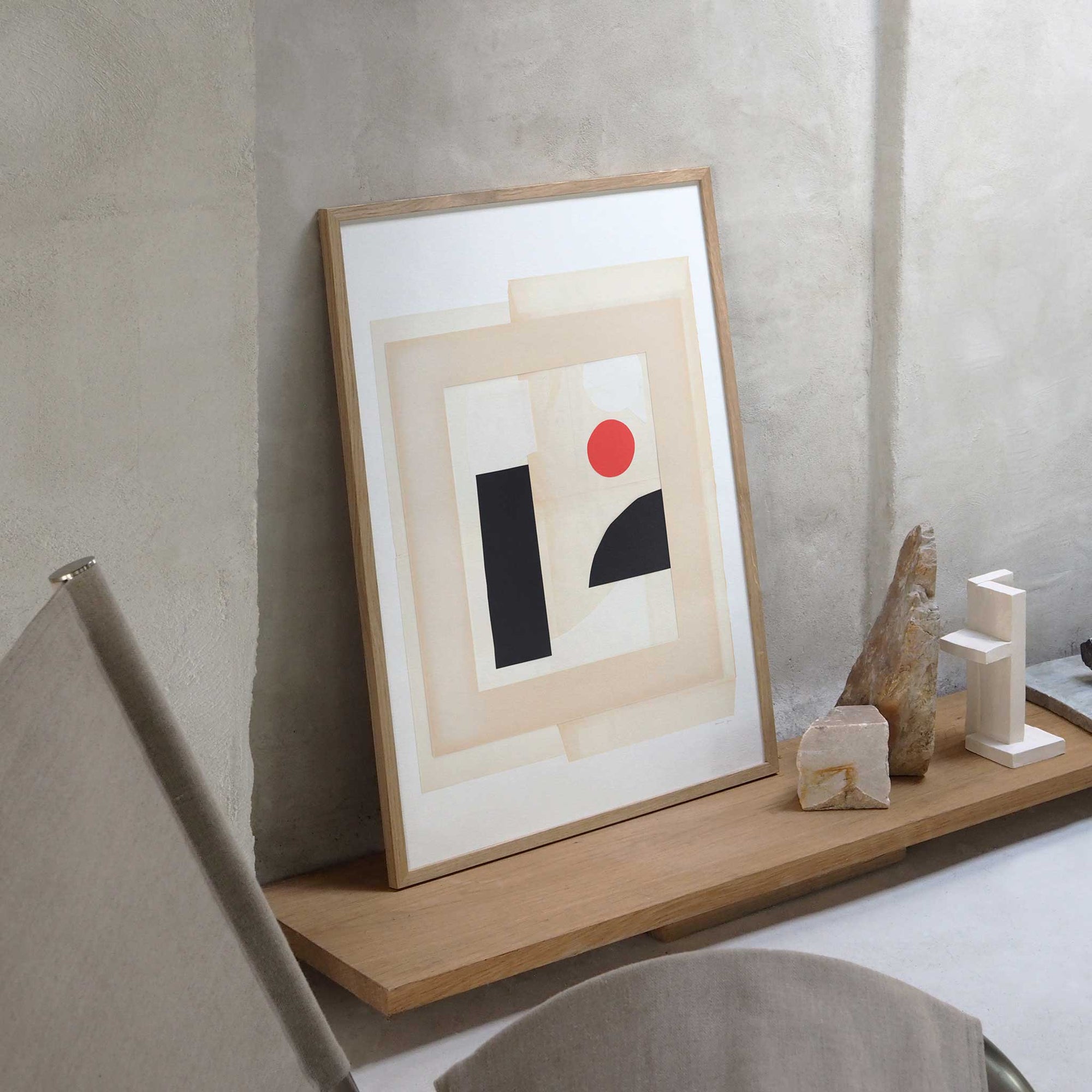 Atelier Cph（アトリエ・シーピーエイチ）は、デンマーク・コペンハーゲンを拠点とするデザインスタジオ兼アートブランドです。ミニマルで構築的なビジュアルを特徴とし、抽象アートやコラージュを中心としたアートポスターを多数手がけています。北欧デザインらしい洗練された感性とバランスの取れた構成美が魅力で、リビング、寝室、書斎、オフィスなど、あらゆる空間に調和と静けさをもたらします。幾何学的なモチーフを用いたアートは、ギャラリーウォールやモダンインテリアのアクセントにも最適。高品質な紙と印刷による仕上がりで、インテリアとしての完成度も高く評価されています。北欧アートポスター、現代アート、ミニマルデザイン、韓国インテリアなど、幅広いスタイルにマッチするスタイリッシュなアートを探している方におすすめです。