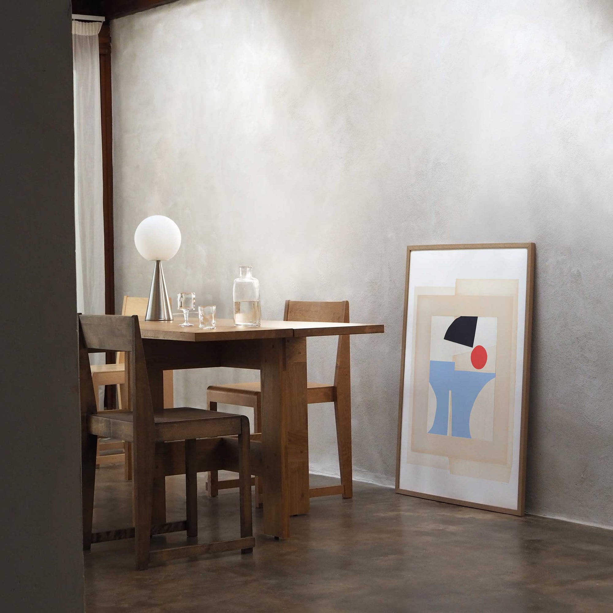 Atelier Cph（アトリエ・シーピーエイチ）は、デンマーク・コペンハーゲンを拠点とするデザインスタジオ兼アートブランドです。ミニマルで構築的なビジュアルを特徴とし、抽象アートやコラージュを中心としたアートポスターを多数手がけています。北欧デザインらしい洗練された感性とバランスの取れた構成美が魅力で、リビング、寝室、書斎、オフィスなど、あらゆる空間に調和と静けさをもたらします。幾何学的なモチーフを用いたアートは、ギャラリーウォールやモダンインテリアのアクセントにも最適。高品質な紙と印刷による仕上がりで、インテリアとしての完成度も高く評価されています。北欧アートポスター、現代アート、ミニマルデザイン、韓国インテリアなど、幅広いスタイルにマッチするスタイリッシュなアートを探している方におすすめです。