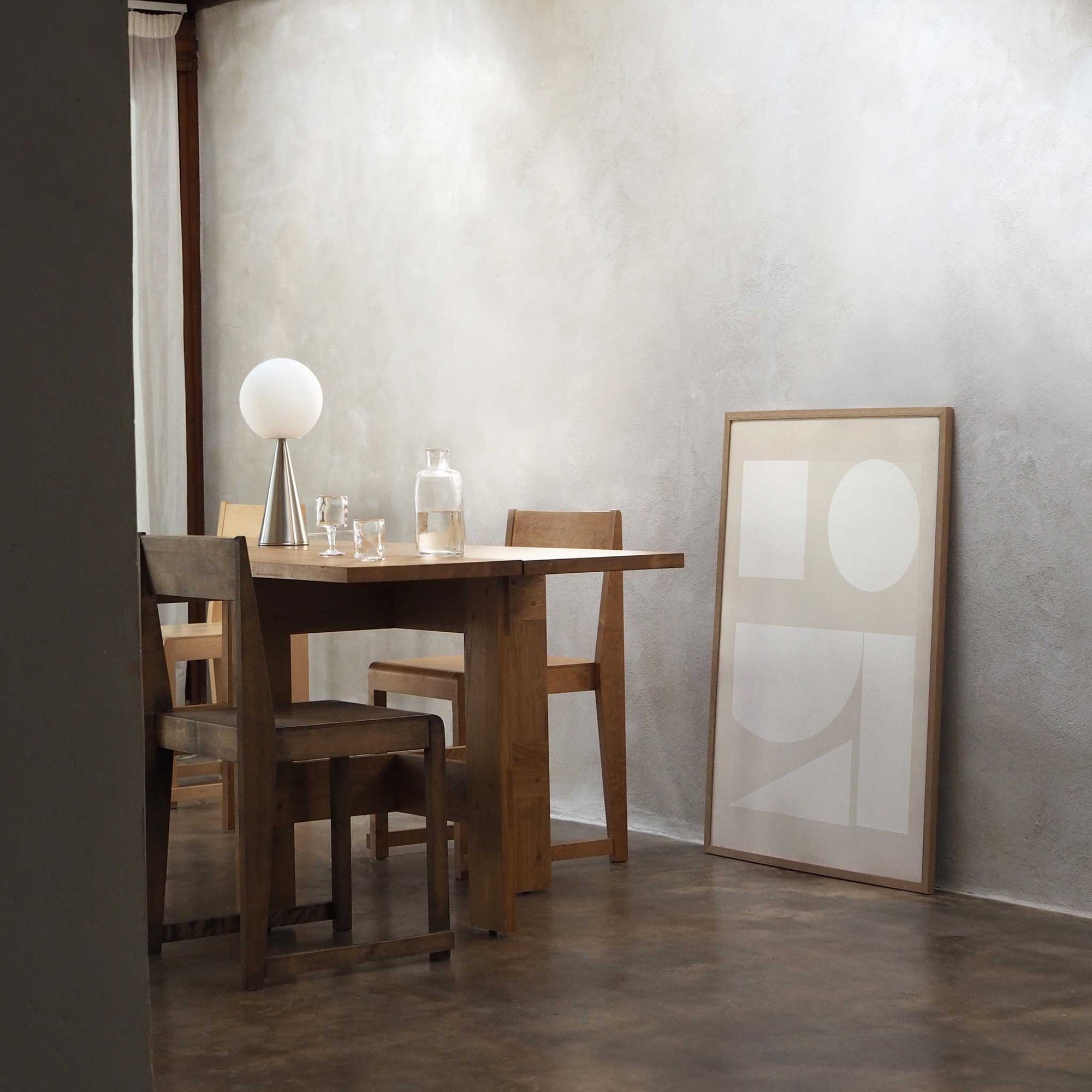 Atelier Cph（アトリエ・シーピーエイチ）は、デンマーク・コペンハーゲンを拠点とするデザインスタジオ兼アートブランドです。ミニマルで構築的なビジュアルを特徴とし、抽象アートやコラージュを中心としたアートポスターを多数手がけています。北欧デザインらしい洗練された感性とバランスの取れた構成美が魅力で、リビング、寝室、書斎、オフィスなど、あらゆる空間に調和と静けさをもたらします。幾何学的なモチーフを用いたアートは、ギャラリーウォールやモダンインテリアのアクセントにも最適。高品質な紙と印刷による仕上がりで、インテリアとしての完成度も高く評価されています。北欧アートポスター、現代アート、ミニマルデザイン、韓国インテリアなど、幅広いスタイルにマッチするスタイリッシュなアートを探している方におすすめです。