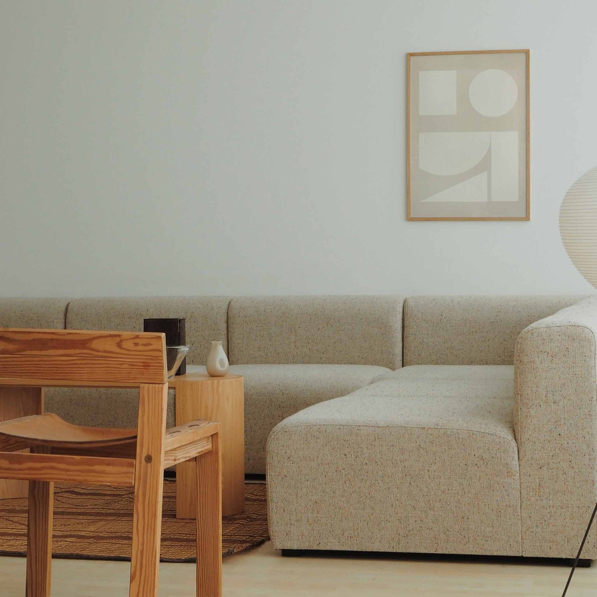 Atelier Cph（アトリエ・シーピーエイチ）は、デンマーク・コペンハーゲンを拠点とするデザインスタジオ兼アートブランドです。ミニマルで構築的なビジュアルを特徴とし、抽象アートやコラージュを中心としたアートポスターを多数手がけています。北欧デザインらしい洗練された感性とバランスの取れた構成美が魅力で、リビング、寝室、書斎、オフィスなど、あらゆる空間に調和と静けさをもたらします。幾何学的なモチーフを用いたアートは、ギャラリーウォールやモダンインテリアのアクセントにも最適。高品質な紙と印刷による仕上がりで、インテリアとしての完成度も高く評価されています。北欧アートポスター、現代アート、ミニマルデザイン、韓国インテリアなど、幅広いスタイルにマッチするスタイリッシュなアートを探している方におすすめです。