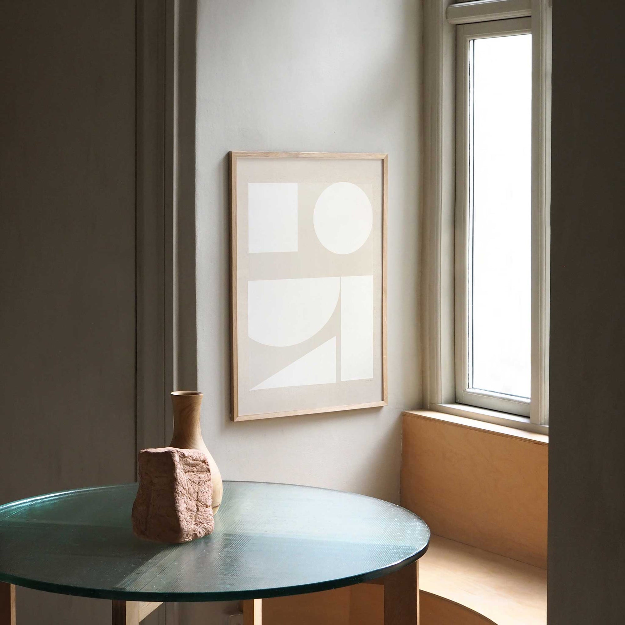 Atelier Cph（アトリエ・シーピーエイチ）は、デンマーク・コペンハーゲンを拠点とするデザインスタジオ兼アートブランドです。ミニマルで構築的なビジュアルを特徴とし、抽象アートやコラージュを中心としたアートポスターを多数手がけています。北欧デザインらしい洗練された感性とバランスの取れた構成美が魅力で、リビング、寝室、書斎、オフィスなど、あらゆる空間に調和と静けさをもたらします。幾何学的なモチーフを用いたアートは、ギャラリーウォールやモダンインテリアのアクセントにも最適。高品質な紙と印刷による仕上がりで、インテリアとしての完成度も高く評価されています。北欧アートポスター、現代アート、ミニマルデザイン、韓国インテリアなど、幅広いスタイルにマッチするスタイリッシュなアートを探している方におすすめです。