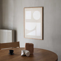 Atelier Cph（アトリエ・シーピーエイチ）は、デンマーク・コペンハーゲンを拠点とするデザインスタジオ兼アートブランドです。ミニマルで構築的なビジュアルを特徴とし、抽象アートやコラージュを中心としたアートポスターを多数手がけています。北欧デザインらしい洗練された感性とバランスの取れた構成美が魅力で、リビング、寝室、書斎、オフィスなど、あらゆる空間に調和と静けさをもたらします。幾何学的なモチーフを用いたアートは、ギャラリーウォールやモダンインテリアのアクセントにも最適。高品質な紙と印刷による仕上がりで、インテリアとしての完成度も高く評価されています。北欧アートポスター、現代アート、ミニマルデザイン、韓国インテリアなど、幅広いスタイルにマッチするスタイリッシュなアートを探している方におすすめです。