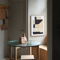 Atelier Cph（アトリエ・シーピーエイチ）は、デンマーク・コペンハーゲンを拠点とするデザインスタジオ兼アートブランドです。ミニマルで構築的なビジュアルを特徴とし、抽象アートやコラージュを中心としたアートポスターを多数手がけています。北欧デザインらしい洗練された感性とバランスの取れた構成美が魅力で、リビング、寝室、書斎、オフィスなど、あらゆる空間に調和と静けさをもたらします。幾何学的なモチーフを用いたアートは、ギャラリーウォールやモダンインテリアのアクセントにも最適。高品質な紙と印刷による仕上がりで、インテリアとしての完成度も高く評価されています。北欧アートポスター、現代アート、ミニマルデザイン、韓国インテリアなど、幅広いスタイルにマッチするスタイリッシュなアートを探している方におすすめです。