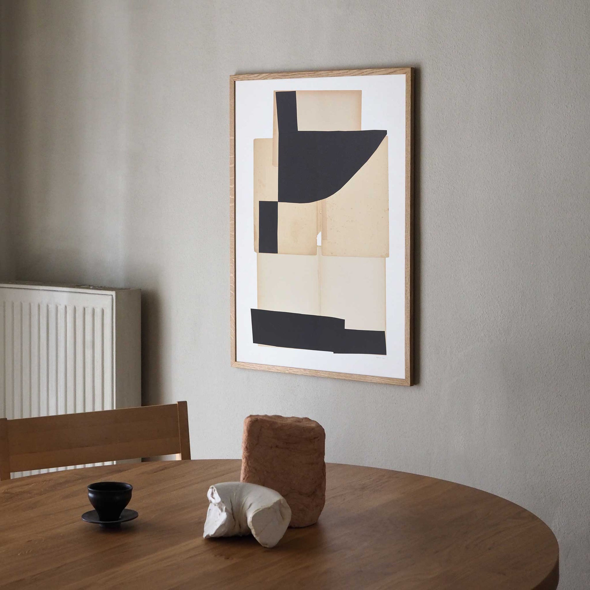 Atelier Cph（アトリエ・シーピーエイチ）は、デンマーク・コペンハーゲンを拠点とするデザインスタジオ兼アートブランドです。ミニマルで構築的なビジュアルを特徴とし、抽象アートやコラージュを中心としたアートポスターを多数手がけています。北欧デザインらしい洗練された感性とバランスの取れた構成美が魅力で、リビング、寝室、書斎、オフィスなど、あらゆる空間に調和と静けさをもたらします。幾何学的なモチーフを用いたアートは、ギャラリーウォールやモダンインテリアのアクセントにも最適。高品質な紙と印刷による仕上がりで、インテリアとしての完成度も高く評価されています。北欧アートポスター、現代アート、ミニマルデザイン、韓国インテリアなど、幅広いスタイルにマッチするスタイリッシュなアートを探している方におすすめです。