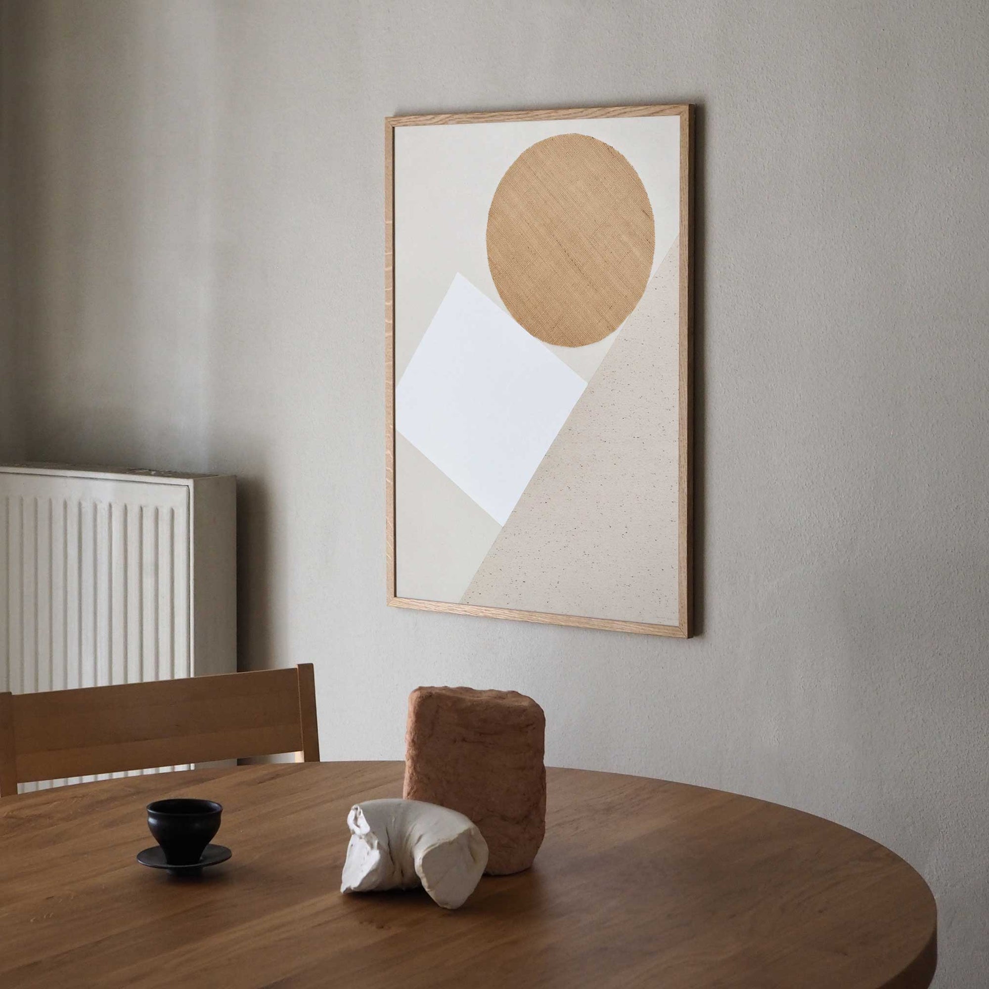 Atelier Cph（アトリエ・シーピーエイチ）は、デンマーク・コペンハーゲンを拠点とするデザインスタジオ兼アートブランドです。ミニマルで構築的なビジュアルを特徴とし、抽象アートやコラージュを中心としたアートポスターを多数手がけています。北欧デザインらしい洗練された感性とバランスの取れた構成美が魅力で、リビング、寝室、書斎、オフィスなど、あらゆる空間に調和と静けさをもたらします。幾何学的なモチーフを用いたアートは、ギャラリーウォールやモダンインテリアのアクセントにも最適。高品質な紙と印刷による仕上がりで、インテリアとしての完成度も高く評価されています。北欧アートポスター、現代アート、ミニマルデザイン、韓国インテリアなど、幅広いスタイルにマッチするスタイリッシュなアートを探している方におすすめです。