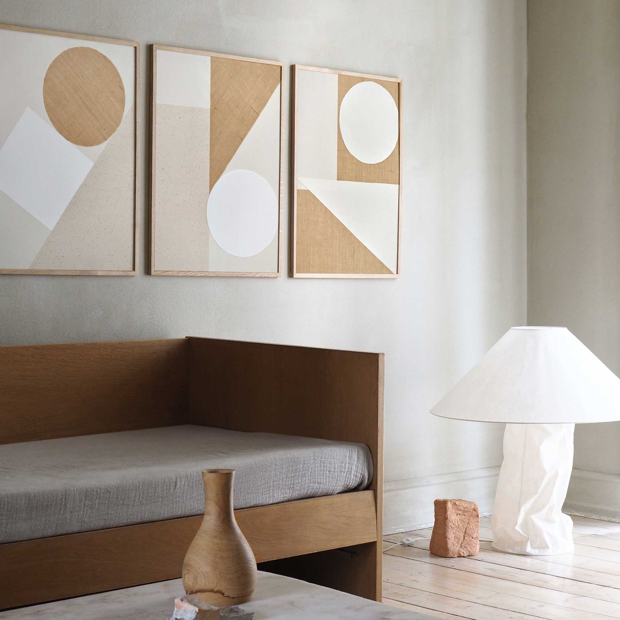 Atelier Cph（アトリエ・シーピーエイチ）は、デンマーク・コペンハーゲンを拠点とするデザインスタジオ兼アートブランドです。ミニマルで構築的なビジュアルを特徴とし、抽象アートやコラージュを中心としたアートポスターを多数手がけています。北欧デザインらしい洗練された感性とバランスの取れた構成美が魅力で、リビング、寝室、書斎、オフィスなど、あらゆる空間に調和と静けさをもたらします。幾何学的なモチーフを用いたアートは、ギャラリーウォールやモダンインテリアのアクセントにも最適。高品質な紙と印刷による仕上がりで、インテリアとしての完成度も高く評価されています。北欧アートポスター、現代アート、ミニマルデザイン、韓国インテリアなど、幅広いスタイルにマッチするスタイリッシュなアートを探している方におすすめです。