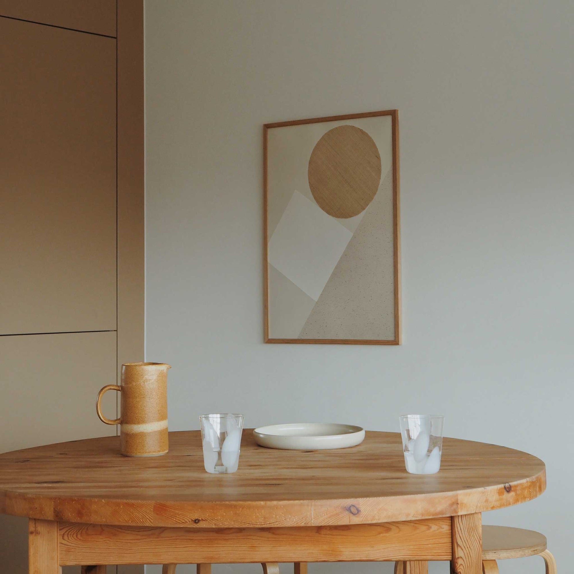 Atelier Cph（アトリエ・シーピーエイチ）は、デンマーク・コペンハーゲンを拠点とするデザインスタジオ兼アートブランドです。ミニマルで構築的なビジュアルを特徴とし、抽象アートやコラージュを中心としたアートポスターを多数手がけています。北欧デザインらしい洗練された感性とバランスの取れた構成美が魅力で、リビング、寝室、書斎、オフィスなど、あらゆる空間に調和と静けさをもたらします。幾何学的なモチーフを用いたアートは、ギャラリーウォールやモダンインテリアのアクセントにも最適。高品質な紙と印刷による仕上がりで、インテリアとしての完成度も高く評価されています。北欧アートポスター、現代アート、ミニマルデザイン、韓国インテリアなど、幅広いスタイルにマッチするスタイリッシュなアートを探している方におすすめです。