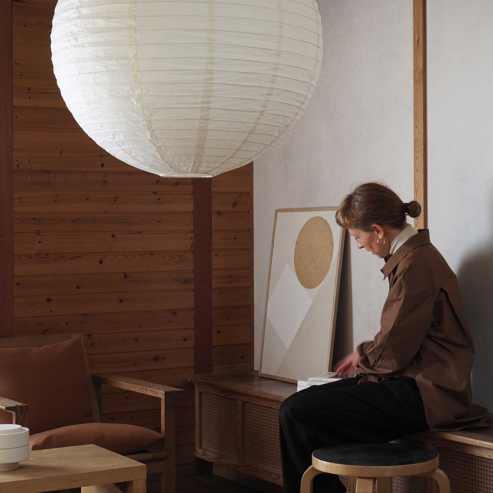 Atelier Cph（アトリエ・シーピーエイチ）は、デンマーク・コペンハーゲンを拠点とするデザインスタジオ兼アートブランドです。ミニマルで構築的なビジュアルを特徴とし、抽象アートやコラージュを中心としたアートポスターを多数手がけています。北欧デザインらしい洗練された感性とバランスの取れた構成美が魅力で、リビング、寝室、書斎、オフィスなど、あらゆる空間に調和と静けさをもたらします。幾何学的なモチーフを用いたアートは、ギャラリーウォールやモダンインテリアのアクセントにも最適。高品質な紙と印刷による仕上がりで、インテリアとしての完成度も高く評価されています。北欧アートポスター、現代アート、ミニマルデザイン、韓国インテリアなど、幅広いスタイルにマッチするスタイリッシュなアートを探している方におすすめです。