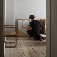 Atelier Cph（アトリエ・シーピーエイチ）は、デンマーク・コペンハーゲンを拠点とするデザインスタジオ兼アートブランドです。ミニマルで構築的なビジュアルを特徴とし、抽象アートやコラージュを中心としたアートポスターを多数手がけています。北欧デザインらしい洗練された感性とバランスの取れた構成美が魅力で、リビング、寝室、書斎、オフィスなど、あらゆる空間に調和と静けさをもたらします。幾何学的なモチーフを用いたアートは、ギャラリーウォールやモダンインテリアのアクセントにも最適。高品質な紙と印刷による仕上がりで、インテリアとしての完成度も高く評価されています。北欧アートポスター、現代アート、ミニマルデザイン、韓国インテリアなど、幅広いスタイルにマッチするスタイリッシュなアートを探している方におすすめです。