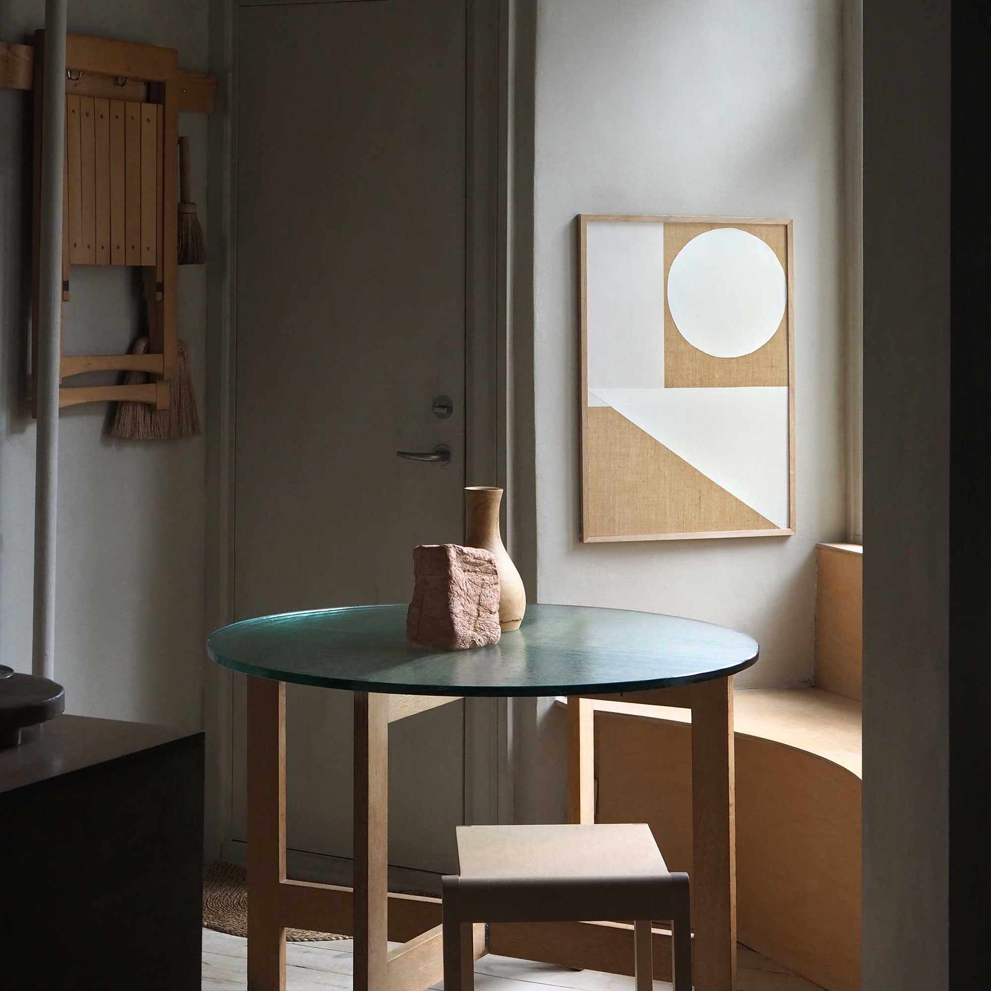 Atelier Cph（アトリエ・シーピーエイチ）は、デンマーク・コペンハーゲンを拠点とするデザインスタジオ兼アートブランドです。ミニマルで構築的なビジュアルを特徴とし、抽象アートやコラージュを中心としたアートポスターを多数手がけています。北欧デザインらしい洗練された感性とバランスの取れた構成美が魅力で、リビング、寝室、書斎、オフィスなど、あらゆる空間に調和と静けさをもたらします。幾何学的なモチーフを用いたアートは、ギャラリーウォールやモダンインテリアのアクセントにも最適。高品質な紙と印刷による仕上がりで、インテリアとしての完成度も高く評価されています。北欧アートポスター、現代アート、ミニマルデザイン、韓国インテリアなど、幅広いスタイルにマッチするスタイリッシュなアートを探している方におすすめです。