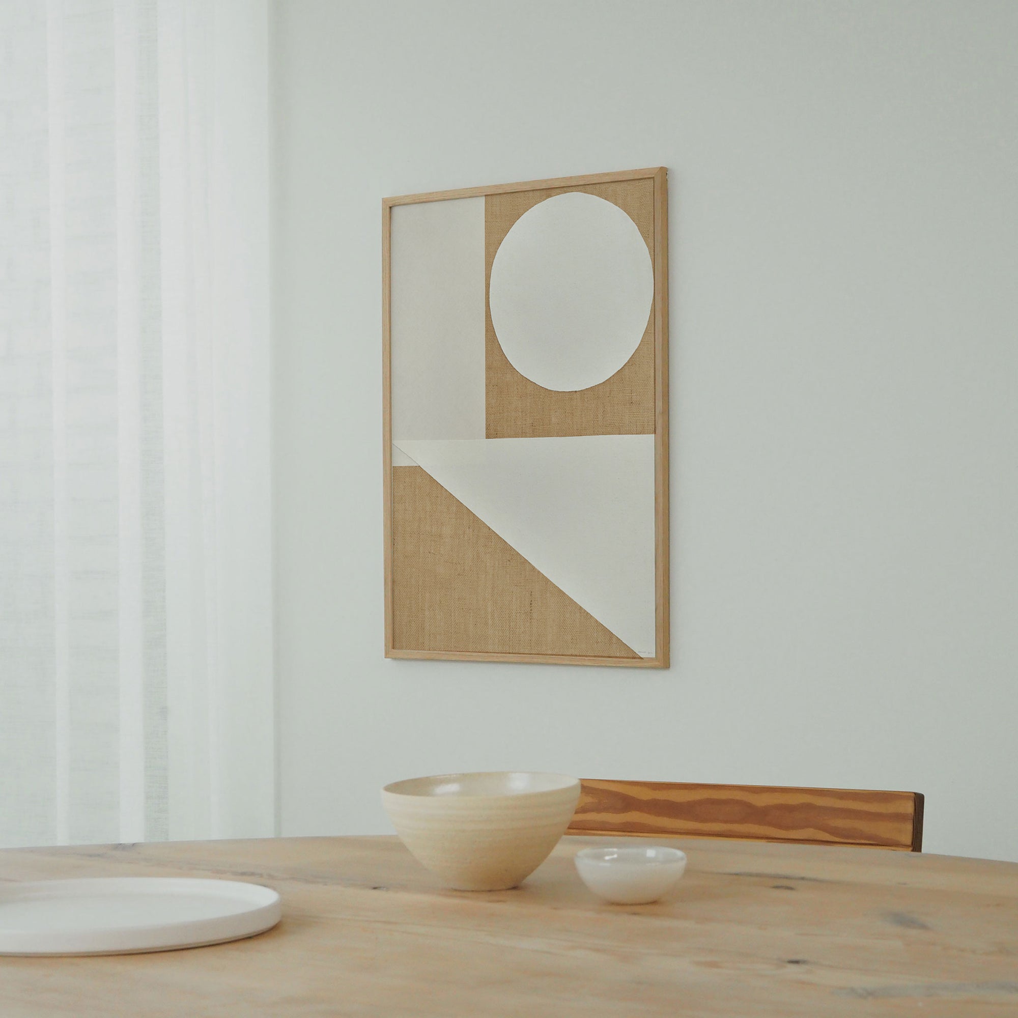 Atelier Cph（アトリエ・シーピーエイチ）は、デンマーク・コペンハーゲンを拠点とするデザインスタジオ兼アートブランドです。ミニマルで構築的なビジュアルを特徴とし、抽象アートやコラージュを中心としたアートポスターを多数手がけています。北欧デザインらしい洗練された感性とバランスの取れた構成美が魅力で、リビング、寝室、書斎、オフィスなど、あらゆる空間に調和と静けさをもたらします。幾何学的なモチーフを用いたアートは、ギャラリーウォールやモダンインテリアのアクセントにも最適。高品質な紙と印刷による仕上がりで、インテリアとしての完成度も高く評価されています。北欧アートポスター、現代アート、ミニマルデザイン、韓国インテリアなど、幅広いスタイルにマッチするスタイリッシュなアートを探している方におすすめです。