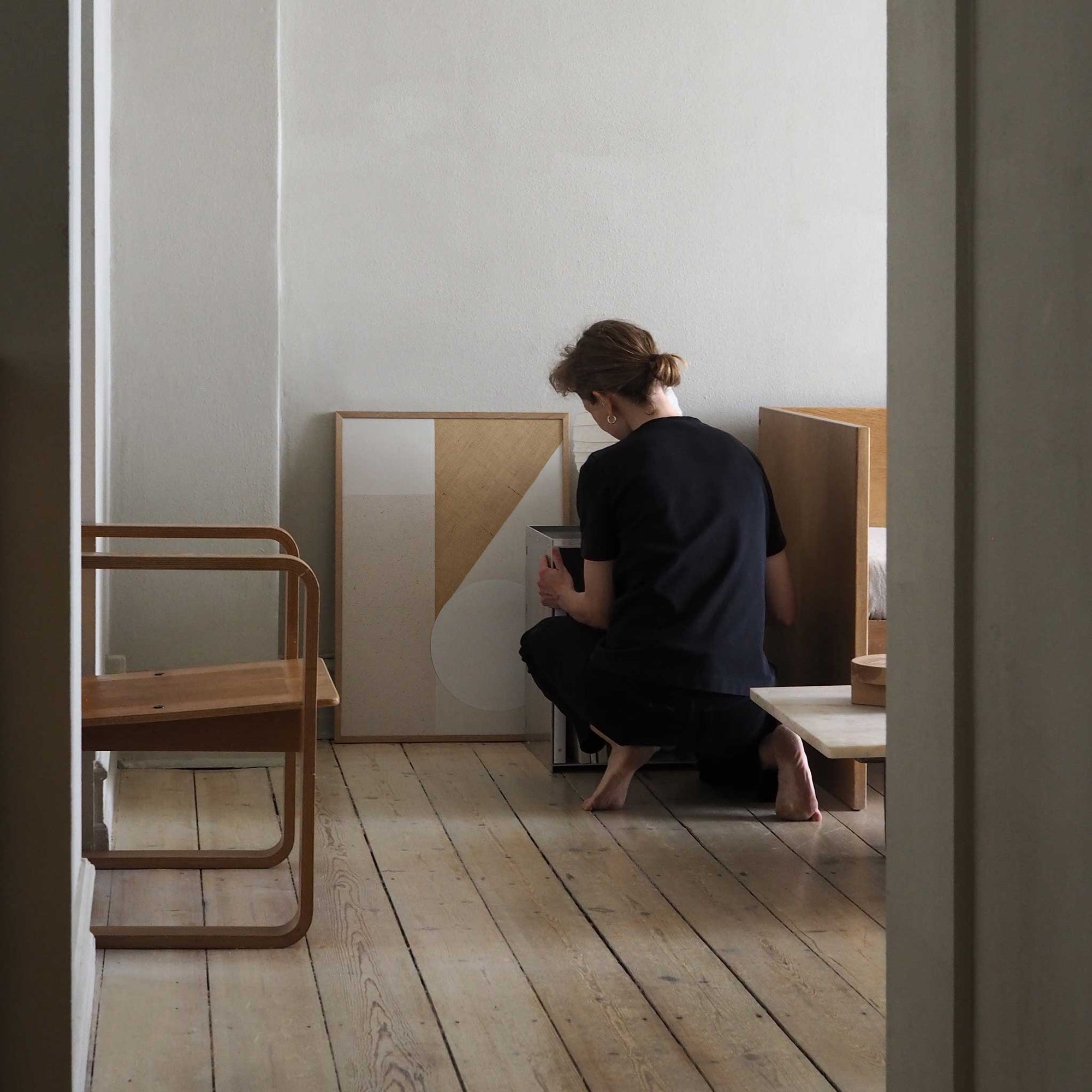 Atelier Cph（アトリエ・シーピーエイチ）は、デンマーク・コペンハーゲンを拠点とするデザインスタジオ兼アートブランドです。ミニマルで構築的なビジュアルを特徴とし、抽象アートやコラージュを中心としたアートポスターを多数手がけています。北欧デザインらしい洗練された感性とバランスの取れた構成美が魅力で、リビング、寝室、書斎、オフィスなど、あらゆる空間に調和と静けさをもたらします。幾何学的なモチーフを用いたアートは、ギャラリーウォールやモダンインテリアのアクセントにも最適。高品質な紙と印刷による仕上がりで、インテリアとしての完成度も高く評価されています。北欧アートポスター、現代アート、ミニマルデザイン、韓国インテリアなど、幅広いスタイルにマッチするスタイリッシュなアートを探している方におすすめです。