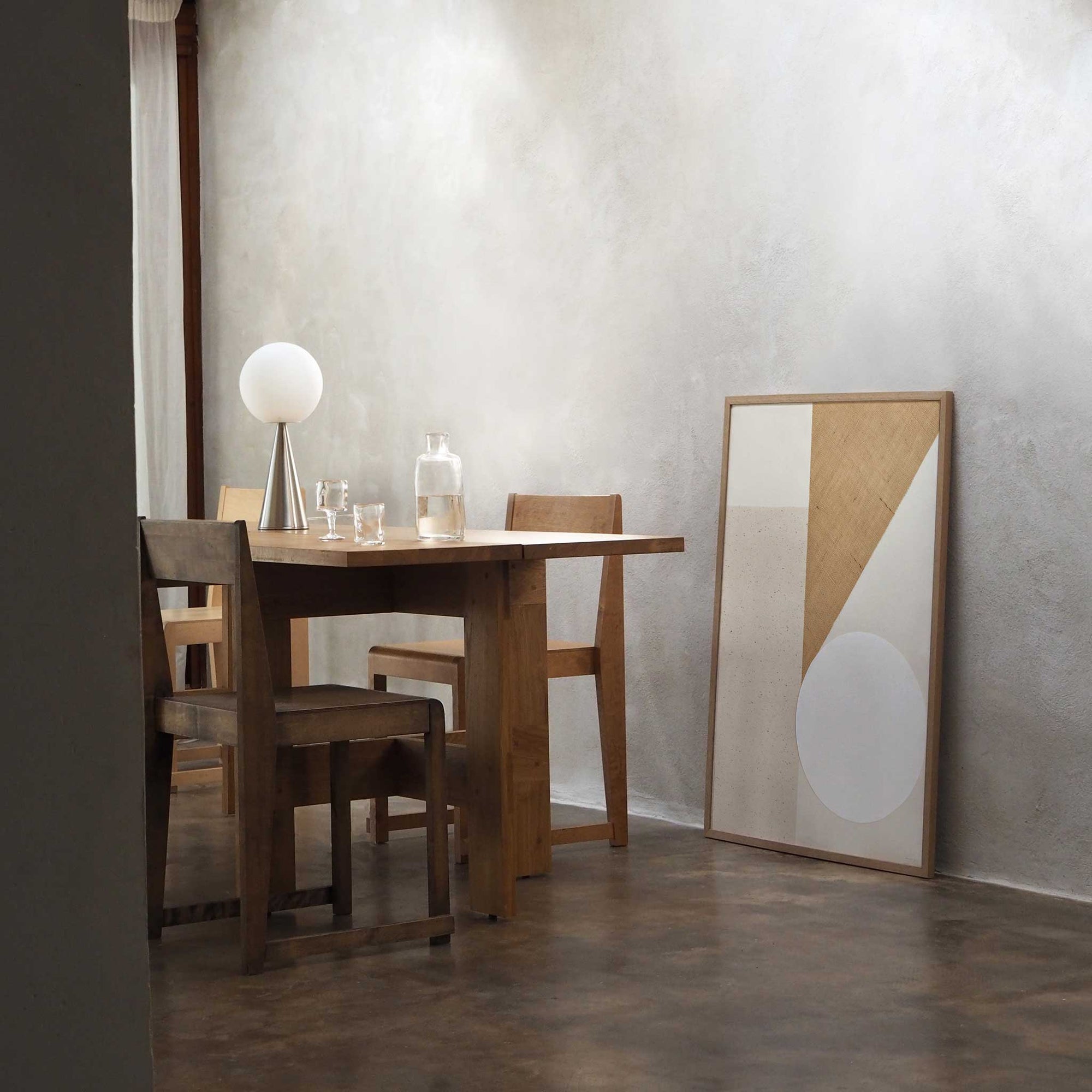 Atelier Cph（アトリエ・シーピーエイチ）は、デンマーク・コペンハーゲンを拠点とするデザインスタジオ兼アートブランドです。ミニマルで構築的なビジュアルを特徴とし、抽象アートやコラージュを中心としたアートポスターを多数手がけています。北欧デザインらしい洗練された感性とバランスの取れた構成美が魅力で、リビング、寝室、書斎、オフィスなど、あらゆる空間に調和と静けさをもたらします。幾何学的なモチーフを用いたアートは、ギャラリーウォールやモダンインテリアのアクセントにも最適。高品質な紙と印刷による仕上がりで、インテリアとしての完成度も高く評価されています。北欧アートポスター、現代アート、ミニマルデザイン、韓国インテリアなど、幅広いスタイルにマッチするスタイリッシュなアートを探している方におすすめです。