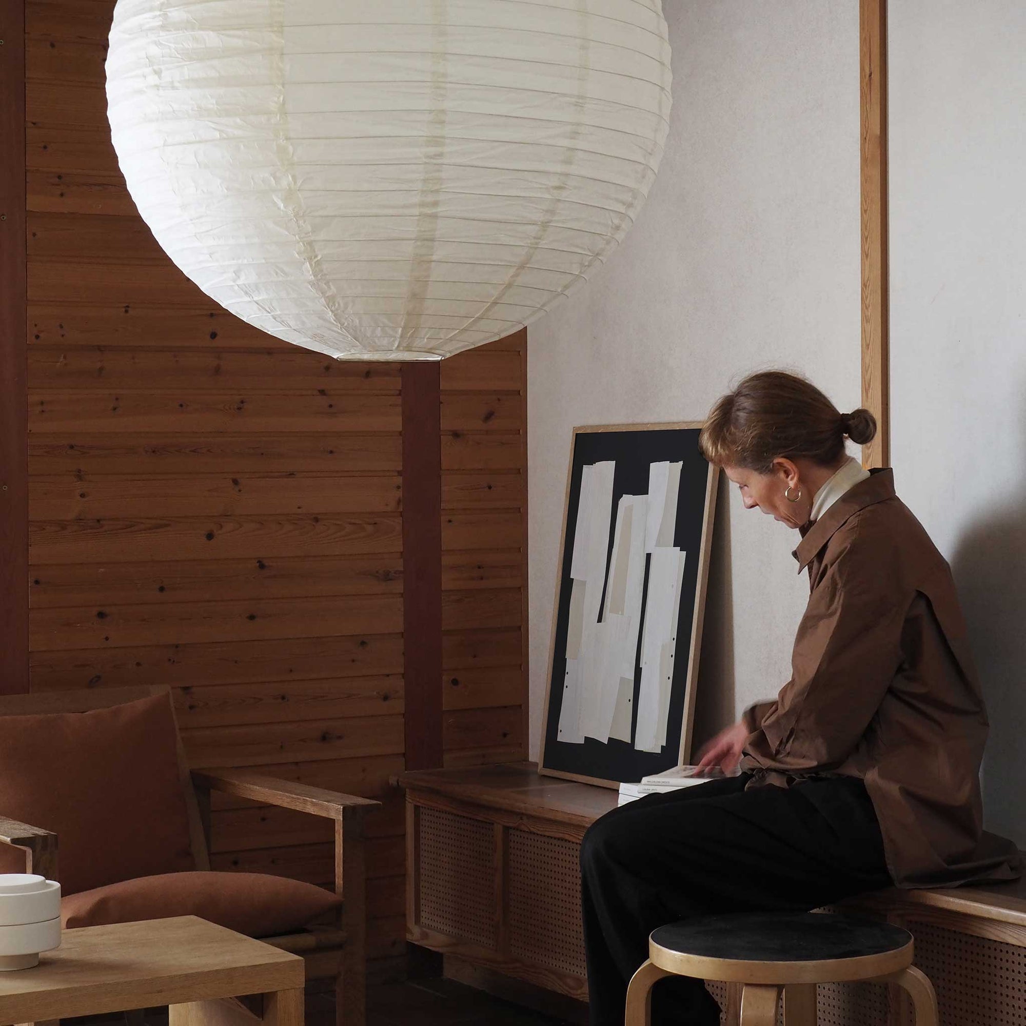 Atelier Cph（アトリエ・シーピーエイチ）は、デンマーク・コペンハーゲンを拠点とするデザインスタジオ兼アートブランドです。ミニマルで構築的なビジュアルを特徴とし、抽象アートやコラージュを中心としたアートポスターを多数手がけています。北欧デザインらしい洗練された感性とバランスの取れた構成美が魅力で、リビング、寝室、書斎、オフィスなど、あらゆる空間に調和と静けさをもたらします。幾何学的なモチーフを用いたアートは、ギャラリーウォールやモダンインテリアのアクセントにも最適。高品質な紙と印刷による仕上がりで、インテリアとしての完成度も高く評価されています。北欧アートポスター、現代アート、ミニマルデザイン、韓国インテリアなど、幅広いスタイルにマッチするスタイリッシュなアートを探している方におすすめです。