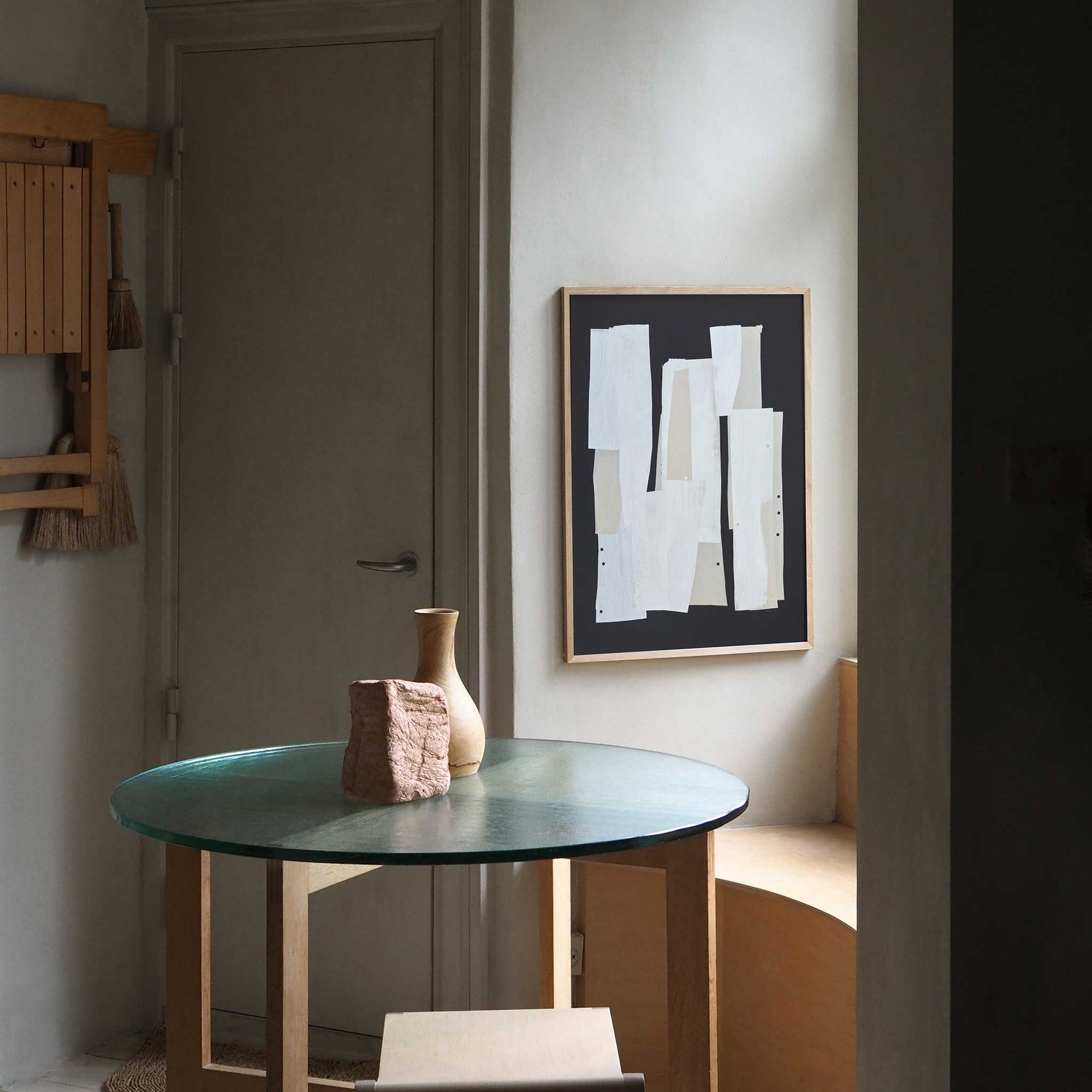 Atelier Cph（アトリエ・シーピーエイチ）は、デンマーク・コペンハーゲンを拠点とするデザインスタジオ兼アートブランドです。ミニマルで構築的なビジュアルを特徴とし、抽象アートやコラージュを中心としたアートポスターを多数手がけています。北欧デザインらしい洗練された感性とバランスの取れた構成美が魅力で、リビング、寝室、書斎、オフィスなど、あらゆる空間に調和と静けさをもたらします。幾何学的なモチーフを用いたアートは、ギャラリーウォールやモダンインテリアのアクセントにも最適。高品質な紙と印刷による仕上がりで、インテリアとしての完成度も高く評価されています。北欧アートポスター、現代アート、ミニマルデザイン、韓国インテリアなど、幅広いスタイルにマッチするスタイリッシュなアートを探している方におすすめです。