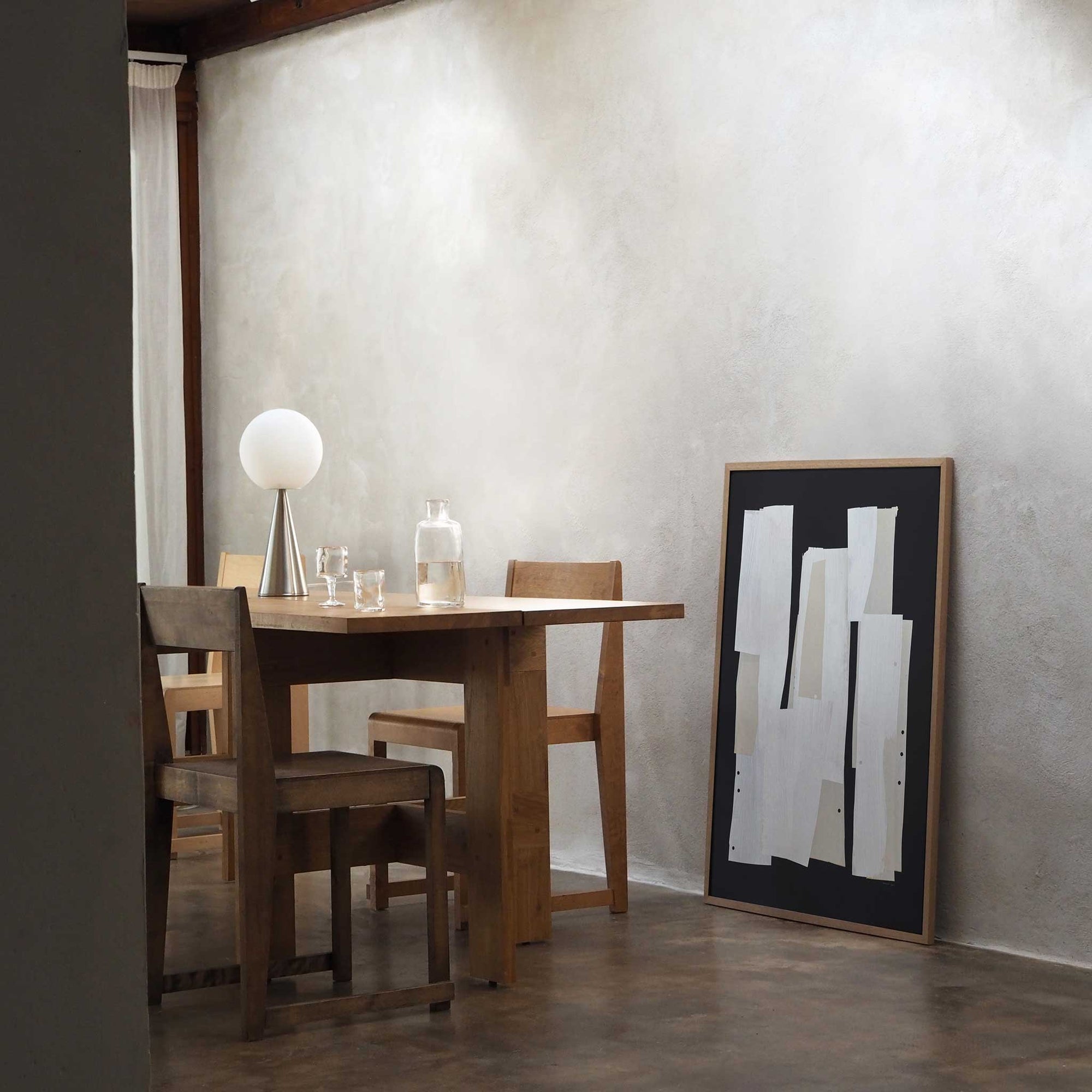 Atelier Cph（アトリエ・シーピーエイチ）は、デンマーク・コペンハーゲンを拠点とするデザインスタジオ兼アートブランドです。ミニマルで構築的なビジュアルを特徴とし、抽象アートやコラージュを中心としたアートポスターを多数手がけています。北欧デザインらしい洗練された感性とバランスの取れた構成美が魅力で、リビング、寝室、書斎、オフィスなど、あらゆる空間に調和と静けさをもたらします。幾何学的なモチーフを用いたアートは、ギャラリーウォールやモダンインテリアのアクセントにも最適。高品質な紙と印刷による仕上がりで、インテリアとしての完成度も高く評価されています。北欧アートポスター、現代アート、ミニマルデザイン、韓国インテリアなど、幅広いスタイルにマッチするスタイリッシュなアートを探している方におすすめです。