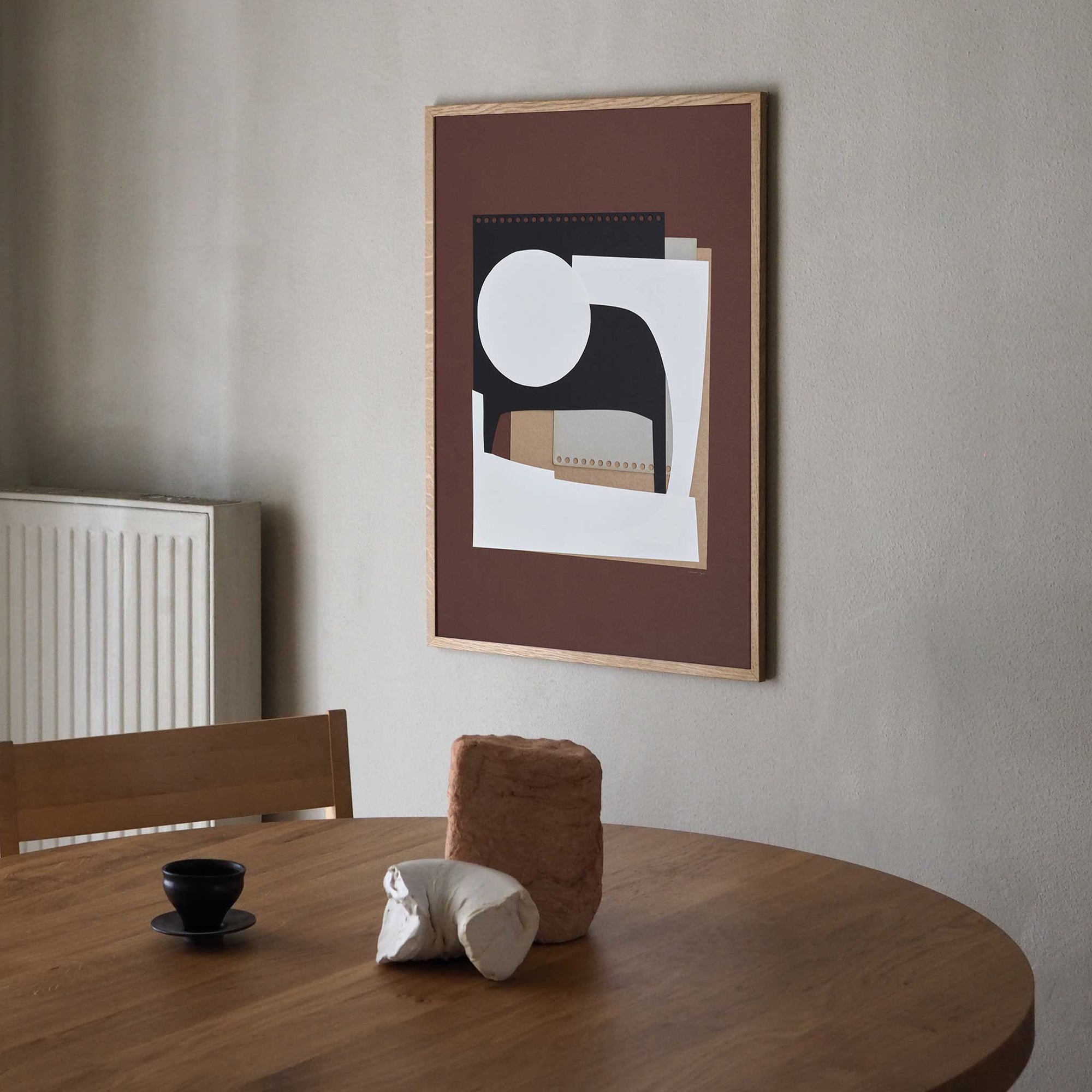 Atelier Cph（アトリエ・シーピーエイチ）は、デンマーク・コペンハーゲンを拠点とするデザインスタジオ兼アートブランドです。ミニマルで構築的なビジュアルを特徴とし、抽象アートやコラージュを中心としたアートポスターを多数手がけています。北欧デザインらしい洗練された感性とバランスの取れた構成美が魅力で、リビング、寝室、書斎、オフィスなど、あらゆる空間に調和と静けさをもたらします。幾何学的なモチーフを用いたアートは、ギャラリーウォールやモダンインテリアのアクセントにも最適。高品質な紙と印刷による仕上がりで、インテリアとしての完成度も高く評価されています。北欧アートポスター、現代アート、ミニマルデザイン、韓国インテリアなど、幅広いスタイルにマッチするスタイリッシュなアートを探している方におすすめです。