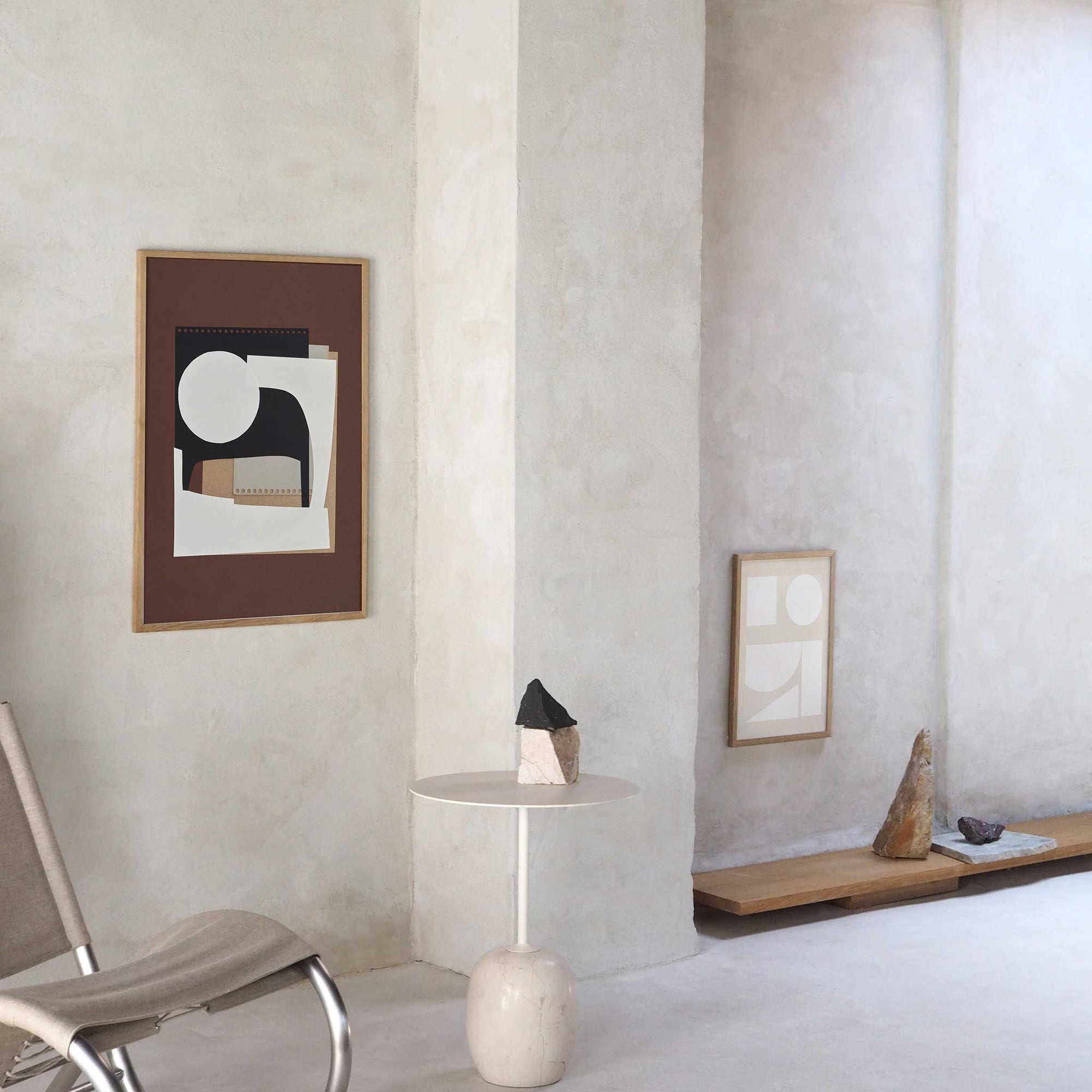 Atelier Cph（アトリエ・シーピーエイチ）は、デンマーク・コペンハーゲンを拠点とするデザインスタジオ兼アートブランドです。ミニマルで構築的なビジュアルを特徴とし、抽象アートやコラージュを中心としたアートポスターを多数手がけています。北欧デザインらしい洗練された感性とバランスの取れた構成美が魅力で、リビング、寝室、書斎、オフィスなど、あらゆる空間に調和と静けさをもたらします。幾何学的なモチーフを用いたアートは、ギャラリーウォールやモダンインテリアのアクセントにも最適。高品質な紙と印刷による仕上がりで、インテリアとしての完成度も高く評価されています。北欧アートポスター、現代アート、ミニマルデザイン、韓国インテリアなど、幅広いスタイルにマッチするスタイリッシュなアートを探している方におすすめです。