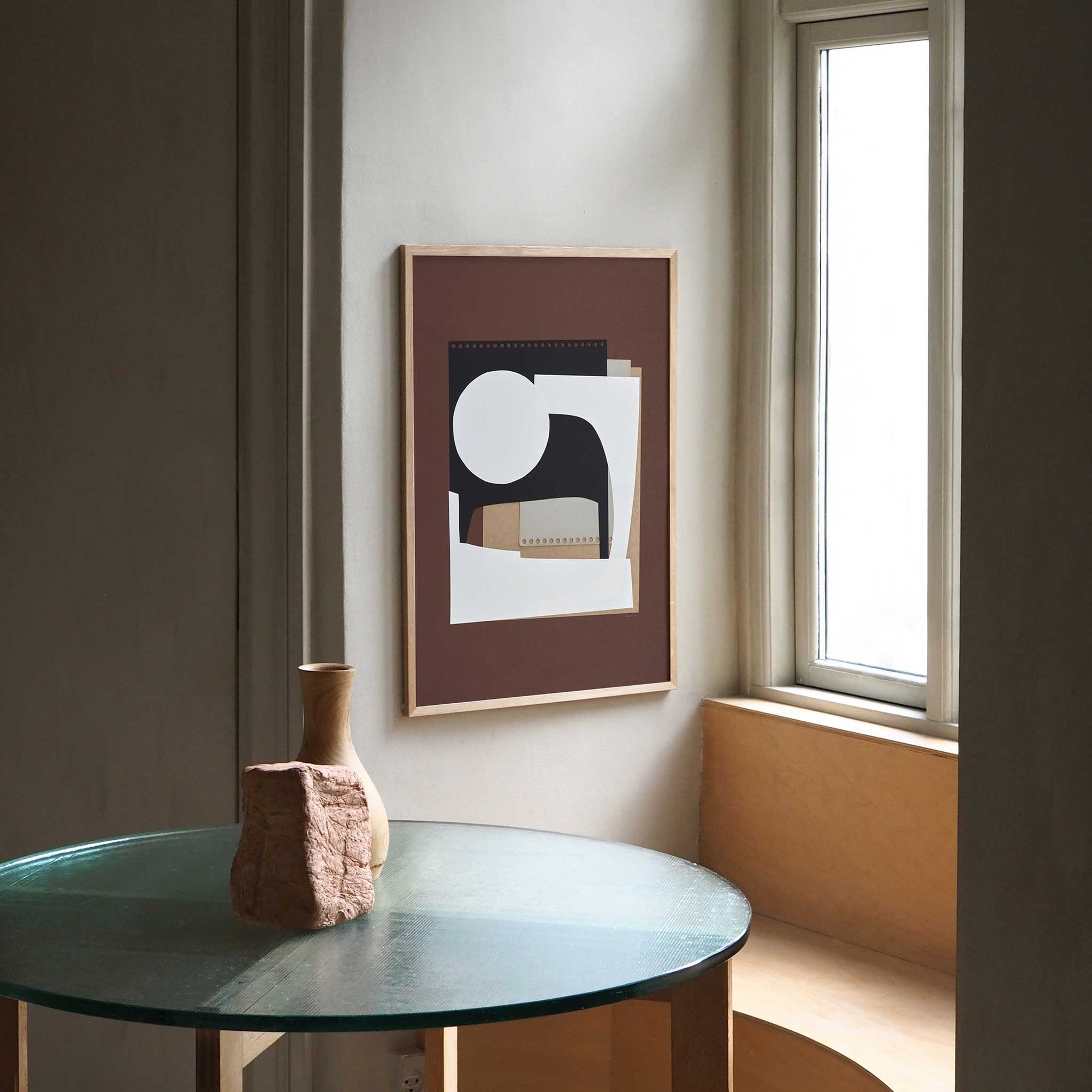 Atelier Cph（アトリエ・シーピーエイチ）は、デンマーク・コペンハーゲンを拠点とするデザインスタジオ兼アートブランドです。ミニマルで構築的なビジュアルを特徴とし、抽象アートやコラージュを中心としたアートポスターを多数手がけています。北欧デザインらしい洗練された感性とバランスの取れた構成美が魅力で、リビング、寝室、書斎、オフィスなど、あらゆる空間に調和と静けさをもたらします。幾何学的なモチーフを用いたアートは、ギャラリーウォールやモダンインテリアのアクセントにも最適。高品質な紙と印刷による仕上がりで、インテリアとしての完成度も高く評価されています。北欧アートポスター、現代アート、ミニマルデザイン、韓国インテリアなど、幅広いスタイルにマッチするスタイリッシュなアートを探している方におすすめです。