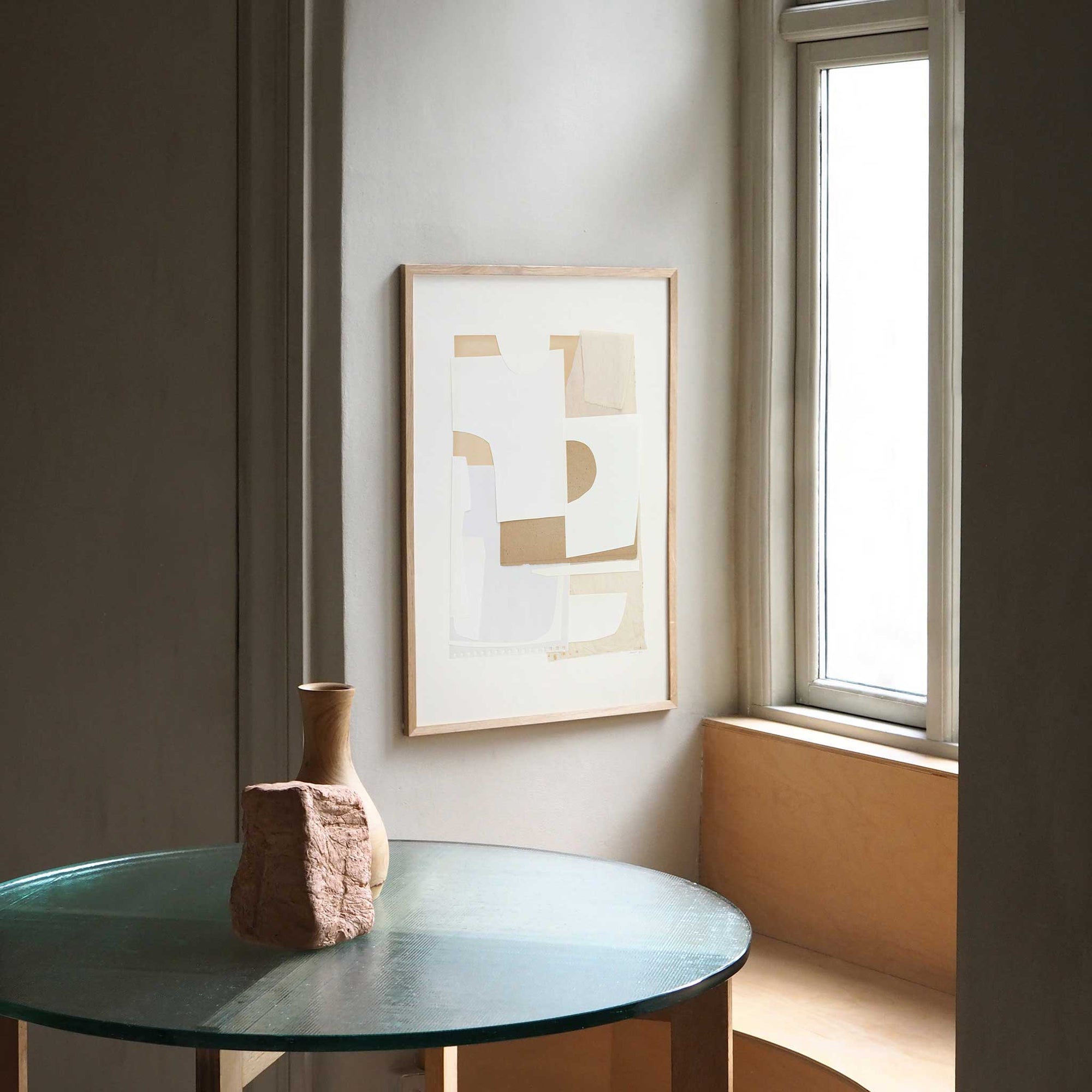 Atelier Cph（アトリエ・シーピーエイチ）は、デンマーク・コペンハーゲンを拠点とするデザインスタジオ兼アートブランドです。ミニマルで構築的なビジュアルを特徴とし、抽象アートやコラージュを中心としたアートポスターを多数手がけています。北欧デザインらしい洗練された感性とバランスの取れた構成美が魅力で、リビング、寝室、書斎、オフィスなど、あらゆる空間に調和と静けさをもたらします。幾何学的なモチーフを用いたアートは、ギャラリーウォールやモダンインテリアのアクセントにも最適。高品質な紙と印刷による仕上がりで、インテリアとしての完成度も高く評価されています。北欧アートポスター、現代アート、ミニマルデザイン、韓国インテリアなど、幅広いスタイルにマッチするスタイリッシュなアートを探している方におすすめです。