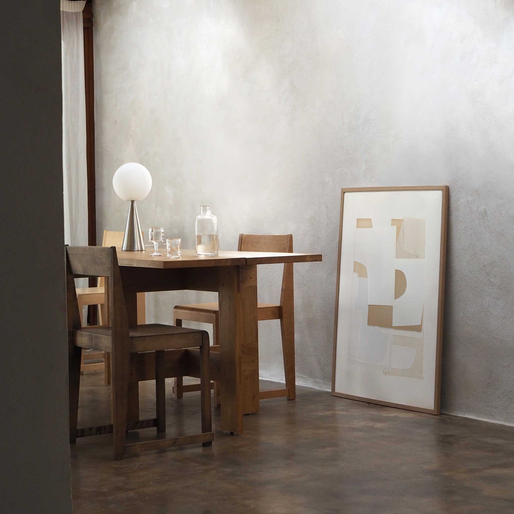 Atelier Cph（アトリエ・シーピーエイチ）は、デンマーク・コペンハーゲンを拠点とするデザインスタジオ兼アートブランドです。ミニマルで構築的なビジュアルを特徴とし、抽象アートやコラージュを中心としたアートポスターを多数手がけています。北欧デザインらしい洗練された感性とバランスの取れた構成美が魅力で、リビング、寝室、書斎、オフィスなど、あらゆる空間に調和と静けさをもたらします。幾何学的なモチーフを用いたアートは、ギャラリーウォールやモダンインテリアのアクセントにも最適。高品質な紙と印刷による仕上がりで、インテリアとしての完成度も高く評価されています。北欧アートポスター、現代アート、ミニマルデザイン、韓国インテリアなど、幅広いスタイルにマッチするスタイリッシュなアートを探している方におすすめです。