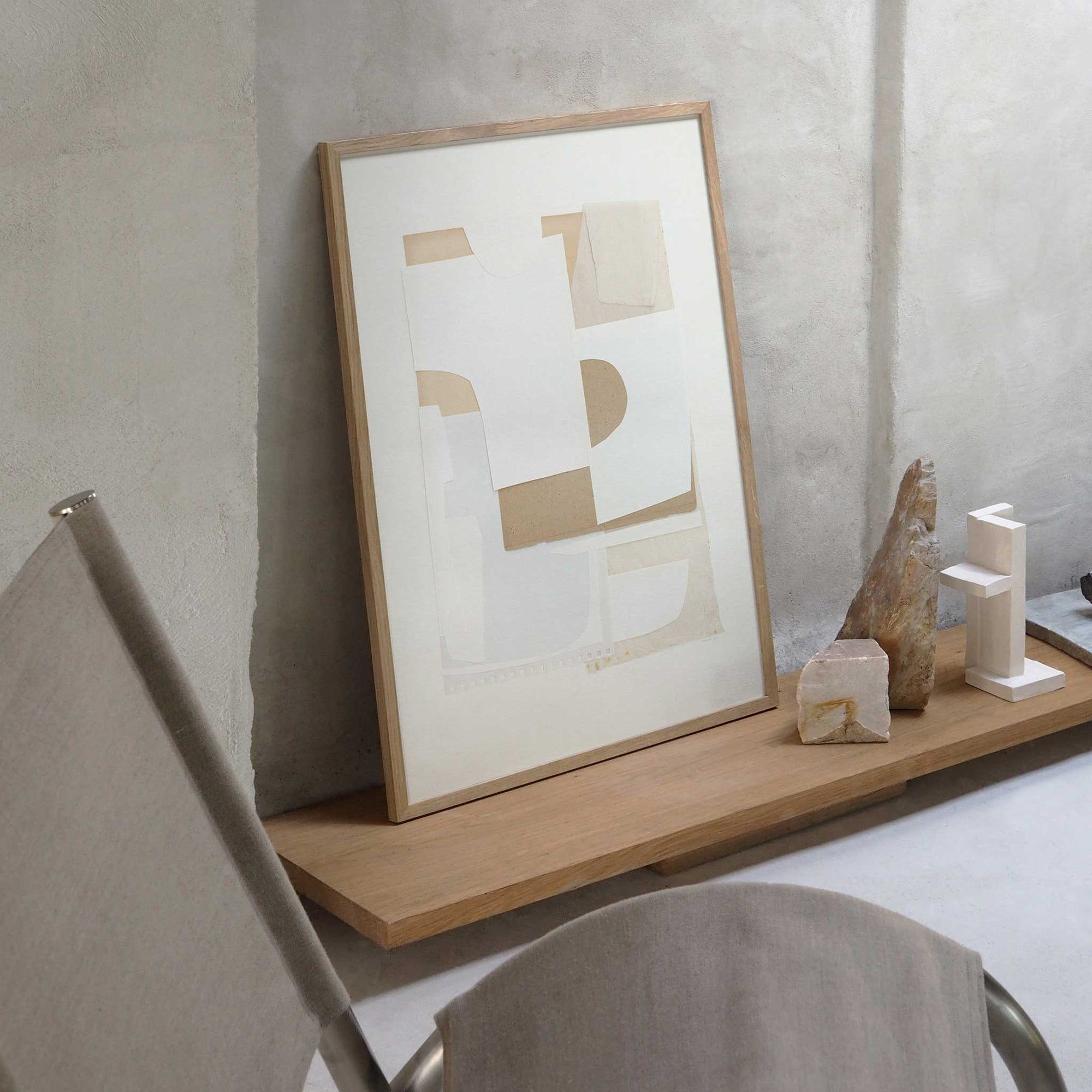 Atelier Cph（アトリエ・シーピーエイチ）は、デンマーク・コペンハーゲンを拠点とするデザインスタジオ兼アートブランドです。ミニマルで構築的なビジュアルを特徴とし、抽象アートやコラージュを中心としたアートポスターを多数手がけています。北欧デザインらしい洗練された感性とバランスの取れた構成美が魅力で、リビング、寝室、書斎、オフィスなど、あらゆる空間に調和と静けさをもたらします。幾何学的なモチーフを用いたアートは、ギャラリーウォールやモダンインテリアのアクセントにも最適。高品質な紙と印刷による仕上がりで、インテリアとしての完成度も高く評価されています。北欧アートポスター、現代アート、ミニマルデザイン、韓国インテリアなど、幅広いスタイルにマッチするスタイリッシュなアートを探している方におすすめです。