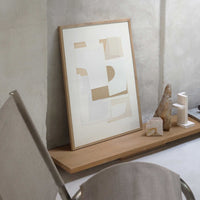 Atelier Cph（アトリエ・シーピーエイチ）は、デンマーク・コペンハーゲンを拠点とするデザインスタジオ兼アートブランドです。ミニマルで構築的なビジュアルを特徴とし、抽象アートやコラージュを中心としたアートポスターを多数手がけています。北欧デザインらしい洗練された感性とバランスの取れた構成美が魅力で、リビング、寝室、書斎、オフィスなど、あらゆる空間に調和と静けさをもたらします。幾何学的なモチーフを用いたアートは、ギャラリーウォールやモダンインテリアのアクセントにも最適。高品質な紙と印刷による仕上がりで、インテリアとしての完成度も高く評価されています。北欧アートポスター、現代アート、ミニマルデザイン、韓国インテリアなど、幅広いスタイルにマッチするスタイリッシュなアートを探している方におすすめです。