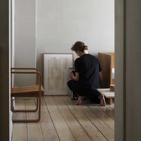 Atelier Cph（アトリエ・シーピーエイチ）は、デンマーク・コペンハーゲンを拠点とするデザインスタジオ兼アートブランドです。ミニマルで構築的なビジュアルを特徴とし、抽象アートやコラージュを中心としたアートポスターを多数手がけています。北欧デザインらしい洗練された感性とバランスの取れた構成美が魅力で、リビング、寝室、書斎、オフィスなど、あらゆる空間に調和と静けさをもたらします。幾何学的なモチーフを用いたアートは、ギャラリーウォールやモダンインテリアのアクセントにも最適。高品質な紙と印刷による仕上がりで、インテリアとしての完成度も高く評価されています。北欧アートポスター、現代アート、ミニマルデザイン、韓国インテリアなど、幅広いスタイルにマッチするスタイリッシュなアートを探している方におすすめです。