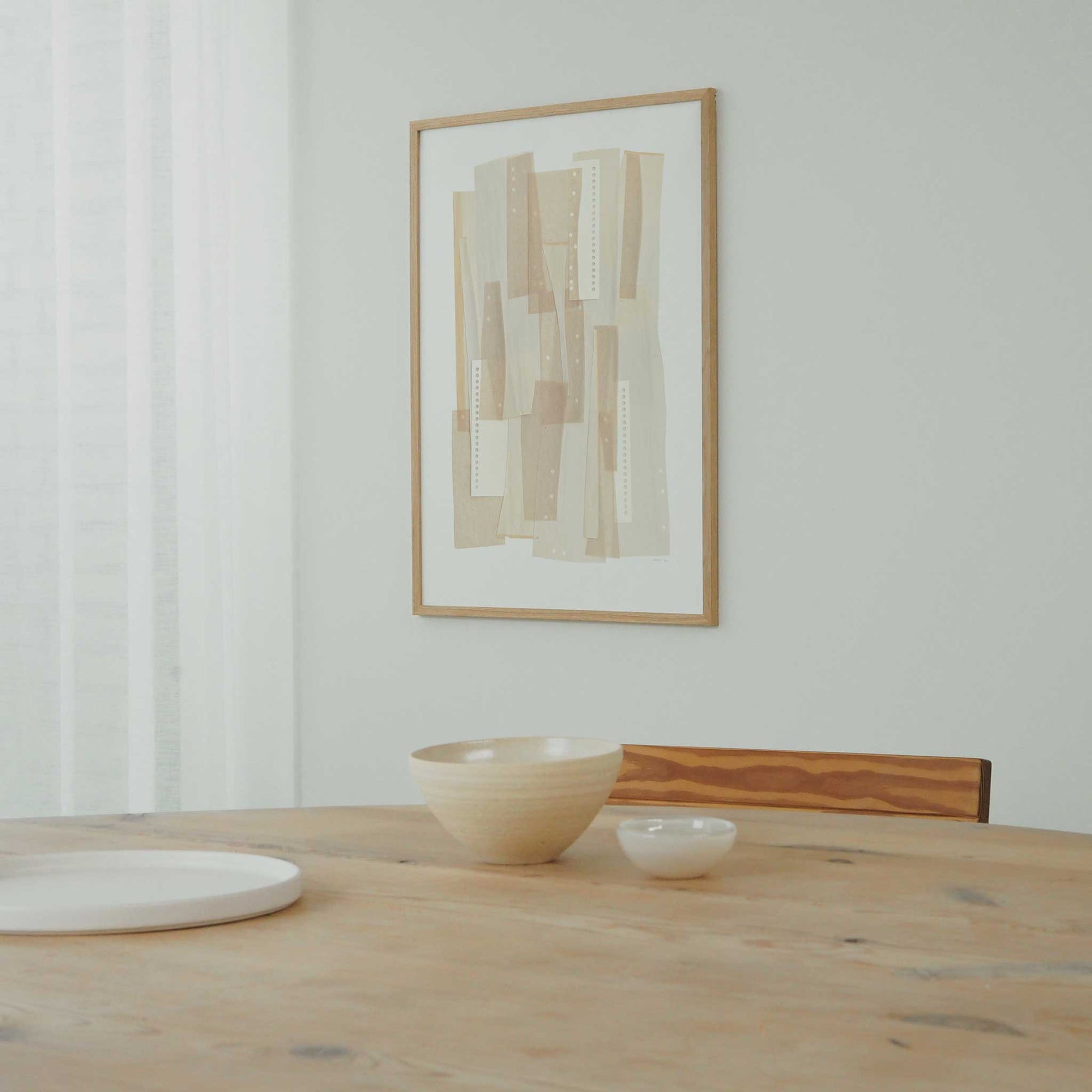 Atelier Cph（アトリエ・シーピーエイチ）は、デンマーク・コペンハーゲンを拠点とするデザインスタジオ兼アートブランドです。ミニマルで構築的なビジュアルを特徴とし、抽象アートやコラージュを中心としたアートポスターを多数手がけています。北欧デザインらしい洗練された感性とバランスの取れた構成美が魅力で、リビング、寝室、書斎、オフィスなど、あらゆる空間に調和と静けさをもたらします。幾何学的なモチーフを用いたアートは、ギャラリーウォールやモダンインテリアのアクセントにも最適。高品質な紙と印刷による仕上がりで、インテリアとしての完成度も高く評価されています。北欧アートポスター、現代アート、ミニマルデザイン、韓国インテリアなど、幅広いスタイルにマッチするスタイリッシュなアートを探している方におすすめです。