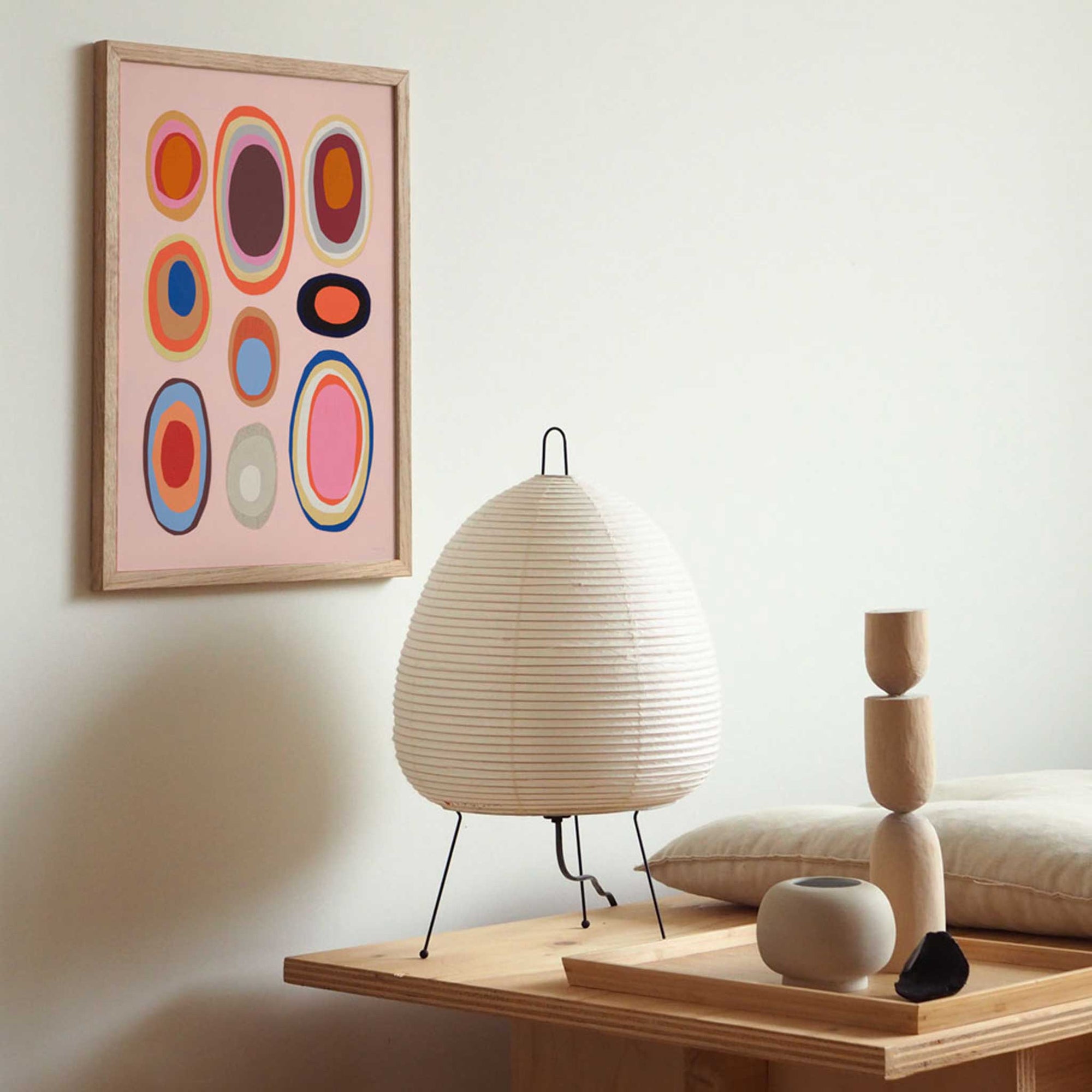 Atelier Cph（アトリエ・シーピーエイチ）は、デンマーク・コペンハーゲンを拠点とするデザインスタジオ兼アートブランドです。ミニマルで構築的なビジュアルを特徴とし、抽象アートやコラージュを中心としたアートポスターを多数手がけています。北欧デザインらしい洗練された感性とバランスの取れた構成美が魅力で、リビング、寝室、書斎、オフィスなど、あらゆる空間に調和と静けさをもたらします。幾何学的なモチーフを用いたアートは、ギャラリーウォールやモダンインテリアのアクセントにも最適。高品質な紙と印刷による仕上がりで、インテリアとしての完成度も高く評価されています。北欧アートポスター、現代アート、ミニマルデザイン、韓国インテリアなど、幅広いスタイルにマッチするスタイリッシュなアートを探している方におすすめです。