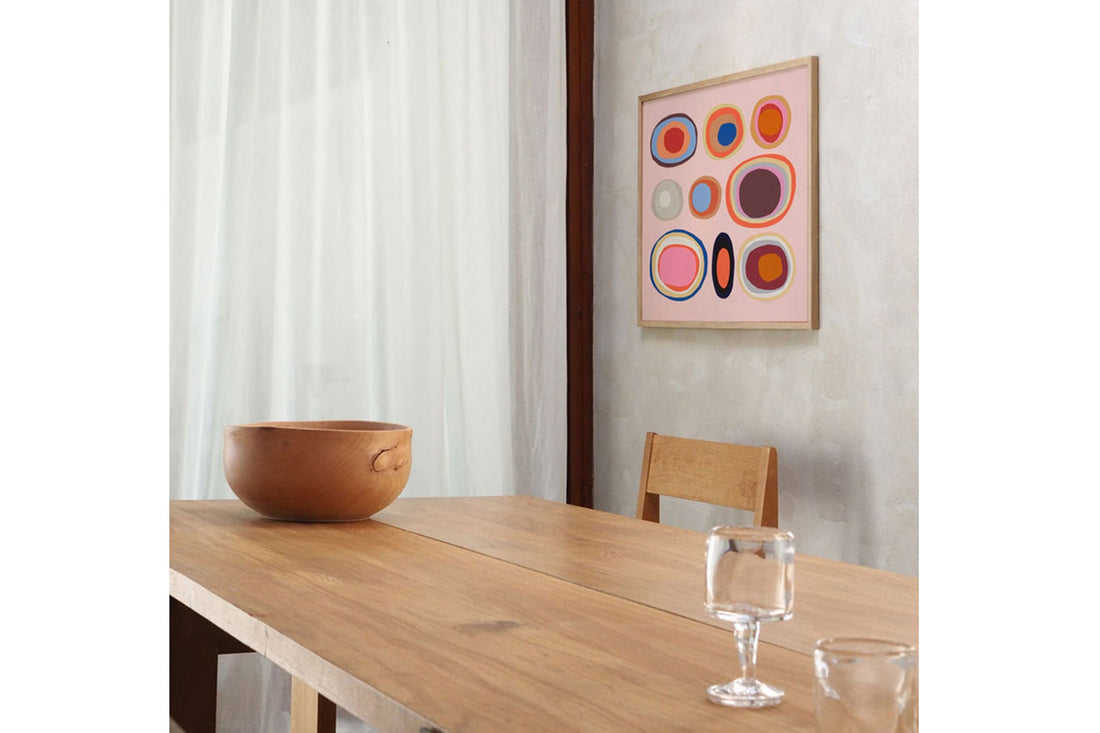 Atelier Cph（アトリエ・シーピーエイチ）は、デンマーク・コペンハーゲンを拠点とするデザインスタジオ兼アートブランドです。ミニマルで構築的なビジュアルを特徴とし、抽象アートやコラージュを中心としたアートポスターを多数手がけています。北欧デザインらしい洗練された感性とバランスの取れた構成美が魅力で、リビング、寝室、書斎、オフィスなど、あらゆる空間に調和と静けさをもたらします。幾何学的なモチーフを用いたアートは、ギャラリーウォールやモダンインテリアのアクセントにも最適。高品質な紙と印刷による仕上がりで、インテリアとしての完成度も高く評価されています。北欧アートポスター、現代アート、ミニマルデザイン、韓国インテリアなど、幅広いスタイルにマッチするスタイリッシュなアートを探している方におすすめです。