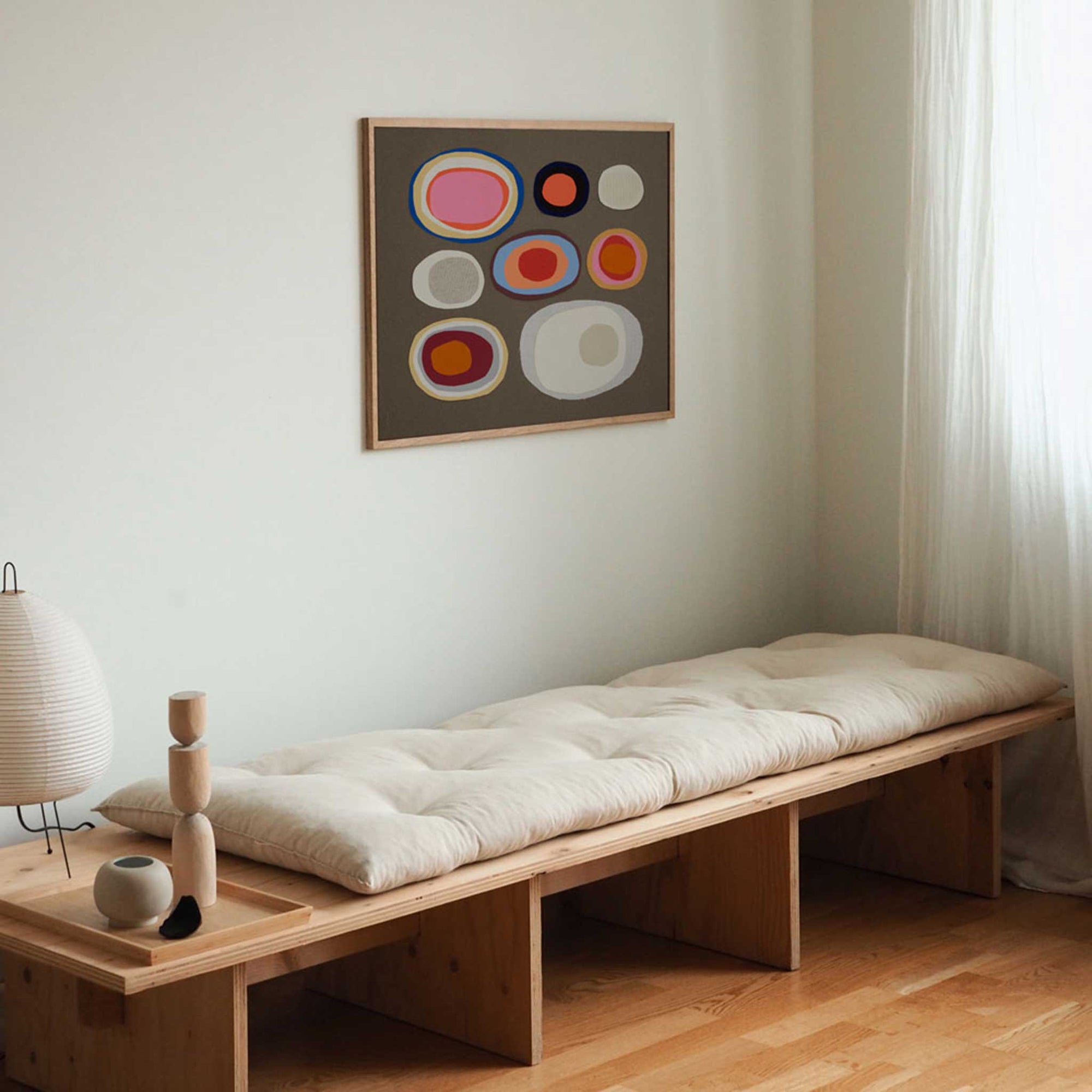 Atelier Cph（アトリエ・シーピーエイチ）は、デンマーク・コペンハーゲンを拠点とするデザインスタジオ兼アートブランドです。ミニマルで構築的なビジュアルを特徴とし、抽象アートやコラージュを中心としたアートポスターを多数手がけています。北欧デザインらしい洗練された感性とバランスの取れた構成美が魅力で、リビング、寝室、書斎、オフィスなど、あらゆる空間に調和と静けさをもたらします。幾何学的なモチーフを用いたアートは、ギャラリーウォールやモダンインテリアのアクセントにも最適。高品質な紙と印刷による仕上がりで、インテリアとしての完成度も高く評価されています。北欧アートポスター、現代アート、ミニマルデザイン、韓国インテリアなど、幅広いスタイルにマッチするスタイリッシュなアートを探している方におすすめです。