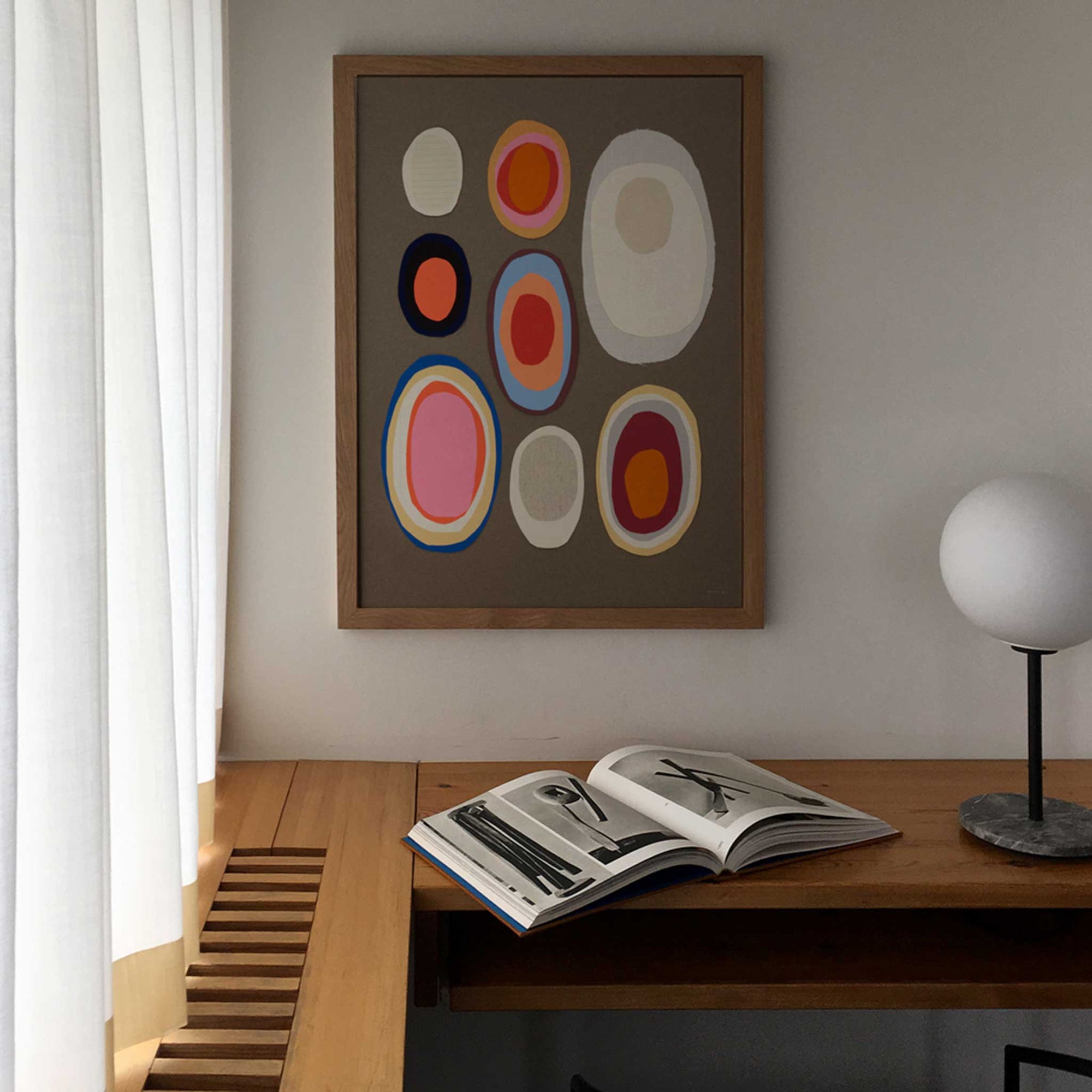 Atelier Cph（アトリエ・シーピーエイチ）は、デンマーク・コペンハーゲンを拠点とするデザインスタジオ兼アートブランドです。ミニマルで構築的なビジュアルを特徴とし、抽象アートやコラージュを中心としたアートポスターを多数手がけています。北欧デザインらしい洗練された感性とバランスの取れた構成美が魅力で、リビング、寝室、書斎、オフィスなど、あらゆる空間に調和と静けさをもたらします。幾何学的なモチーフを用いたアートは、ギャラリーウォールやモダンインテリアのアクセントにも最適。高品質な紙と印刷による仕上がりで、インテリアとしての完成度も高く評価されています。北欧アートポスター、現代アート、ミニマルデザイン、韓国インテリアなど、幅広いスタイルにマッチするスタイリッシュなアートを探している方におすすめです。