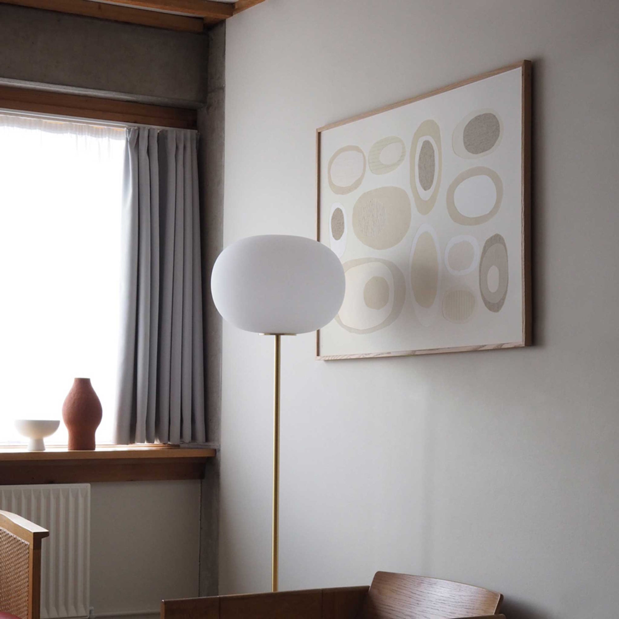 Atelier Cph（アトリエ・シーピーエイチ）は、デンマーク・コペンハーゲンを拠点とするデザインスタジオ兼アートブランドです。ミニマルで構築的なビジュアルを特徴とし、抽象アートやコラージュを中心としたアートポスターを多数手がけています。北欧デザインらしい洗練された感性とバランスの取れた構成美が魅力で、リビング、寝室、書斎、オフィスなど、あらゆる空間に調和と静けさをもたらします。幾何学的なモチーフを用いたアートは、ギャラリーウォールやモダンインテリアのアクセントにも最適。高品質な紙と印刷による仕上がりで、インテリアとしての完成度も高く評価されています。北欧アートポスター、現代アート、ミニマルデザイン、韓国インテリアなど、幅広いスタイルにマッチするスタイリッシュなアートを探している方におすすめです。