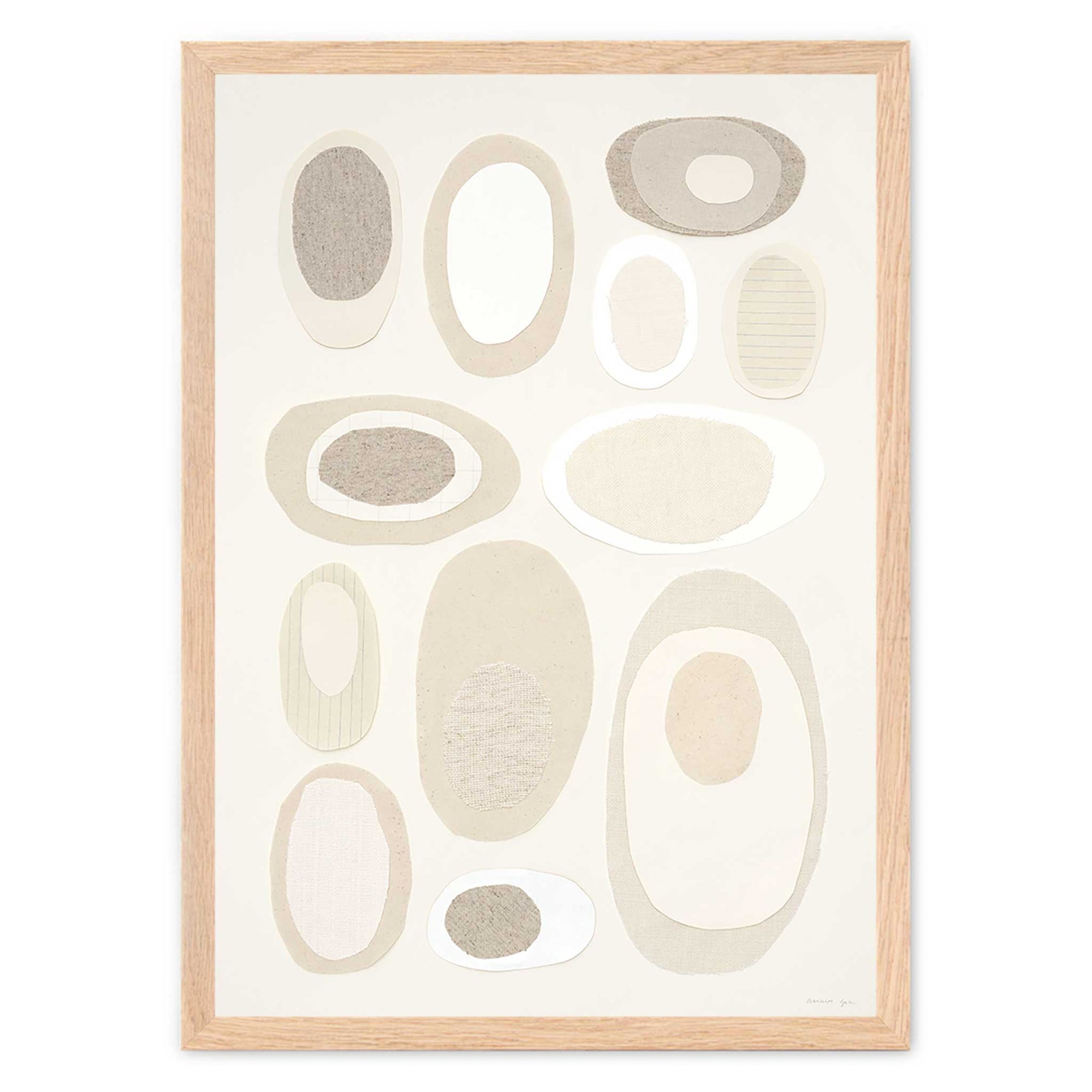 Atelier Cph（アトリエ・シーピーエイチ）は、デンマーク・コペンハーゲンを拠点とするデザインスタジオ兼アートブランドです。ミニマルで構築的なビジュアルを特徴とし、抽象アートやコラージュを中心としたアートポスターを多数手がけています。北欧デザインらしい洗練された感性とバランスの取れた構成美が魅力で、リビング、寝室、書斎、オフィスなど、あらゆる空間に調和と静けさをもたらします。幾何学的なモチーフを用いたアートは、ギャラリーウォールやモダンインテリアのアクセントにも最適。高品質な紙と印刷による仕上がりで、インテリアとしての完成度も高く評価されています。北欧アートポスター、現代アート、ミニマルデザイン、韓国インテリアなど、幅広いスタイルにマッチするスタイリッシュなアートを探している方におすすめです。