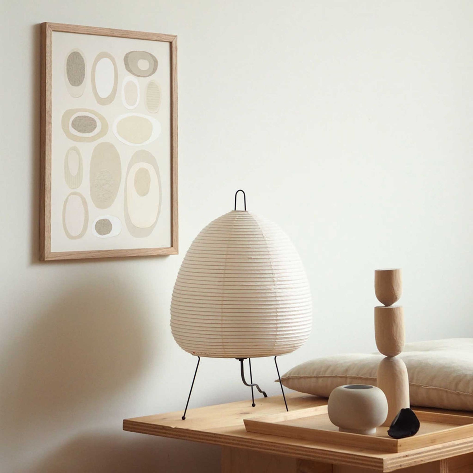 Atelier Cph（アトリエ・シーピーエイチ）は、デンマーク・コペンハーゲンを拠点とするデザインスタジオ兼アートブランドです。ミニマルで構築的なビジュアルを特徴とし、抽象アートやコラージュを中心としたアートポスターを多数手がけています。北欧デザインらしい洗練された感性とバランスの取れた構成美が魅力で、リビング、寝室、書斎、オフィスなど、あらゆる空間に調和と静けさをもたらします。幾何学的なモチーフを用いたアートは、ギャラリーウォールやモダンインテリアのアクセントにも最適。高品質な紙と印刷による仕上がりで、インテリアとしての完成度も高く評価されています。北欧アートポスター、現代アート、ミニマルデザイン、韓国インテリアなど、幅広いスタイルにマッチするスタイリッシュなアートを探している方におすすめです。