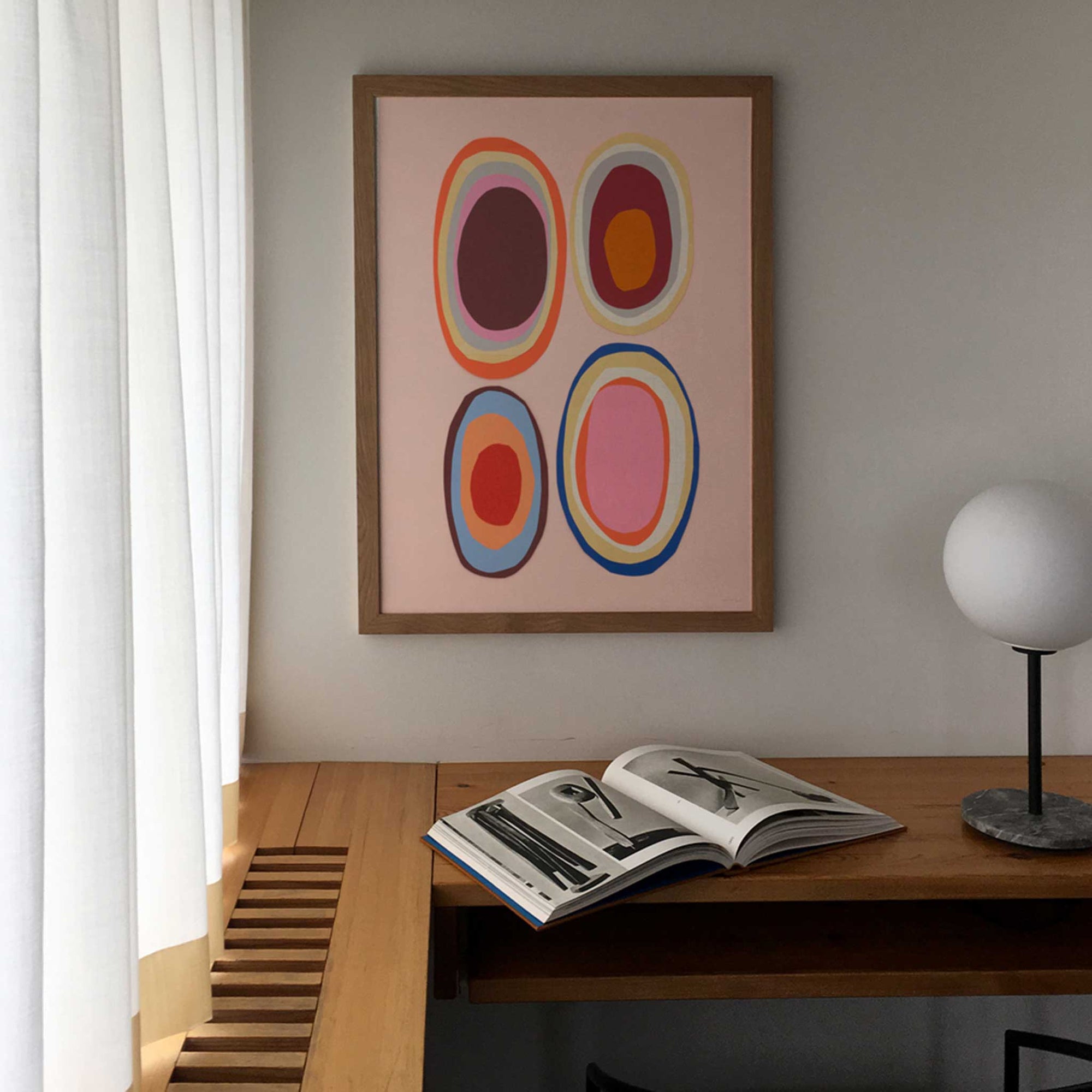 Atelier Cph（アトリエ・シーピーエイチ）は、デンマーク・コペンハーゲンを拠点とするデザインスタジオ兼アートブランドです。ミニマルで構築的なビジュアルを特徴とし、抽象アートやコラージュを中心としたアートポスターを多数手がけています。北欧デザインらしい洗練された感性とバランスの取れた構成美が魅力で、リビング、寝室、書斎、オフィスなど、あらゆる空間に調和と静けさをもたらします。幾何学的なモチーフを用いたアートは、ギャラリーウォールやモダンインテリアのアクセントにも最適。高品質な紙と印刷による仕上がりで、インテリアとしての完成度も高く評価されています。北欧アートポスター、現代アート、ミニマルデザイン、韓国インテリアなど、幅広いスタイルにマッチするスタイリッシュなアートを探している方におすすめです。