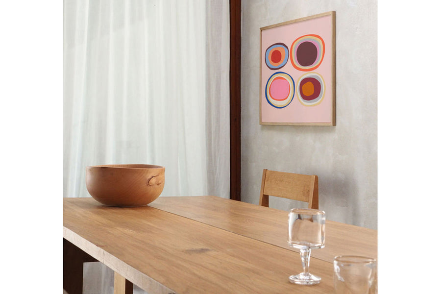Atelier Cph（アトリエ・シーピーエイチ）は、デンマーク・コペンハーゲンを拠点とするデザインスタジオ兼アートブランドです。ミニマルで構築的なビジュアルを特徴とし、抽象アートやコラージュを中心としたアートポスターを多数手がけています。北欧デザインらしい洗練された感性とバランスの取れた構成美が魅力で、リビング、寝室、書斎、オフィスなど、あらゆる空間に調和と静けさをもたらします。幾何学的なモチーフを用いたアートは、ギャラリーウォールやモダンインテリアのアクセントにも最適。高品質な紙と印刷による仕上がりで、インテリアとしての完成度も高く評価されています。北欧アートポスター、現代アート、ミニマルデザイン、韓国インテリアなど、幅広いスタイルにマッチするスタイリッシュなアートを探している方におすすめです。
