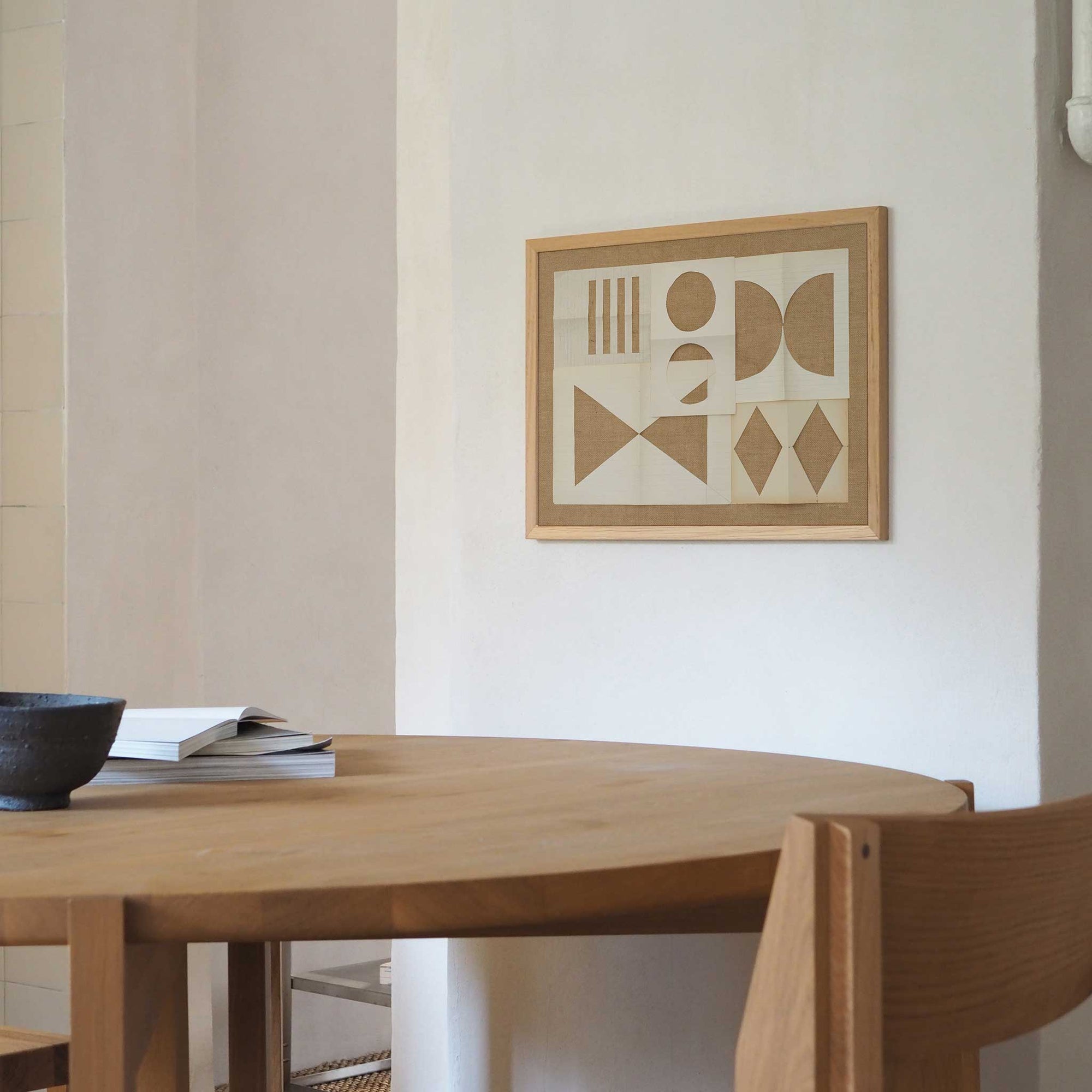 Atelier Cph（アトリエ・シーピーエイチ）は、デンマーク・コペンハーゲンを拠点とするデザインスタジオ兼アートブランドです。ミニマルで構築的なビジュアルを特徴とし、抽象アートやコラージュを中心としたアートポスターを多数手がけています。北欧デザインらしい洗練された感性とバランスの取れた構成美が魅力で、リビング、寝室、書斎、オフィスなど、あらゆる空間に調和と静けさをもたらします。幾何学的なモチーフを用いたアートは、ギャラリーウォールやモダンインテリアのアクセントにも最適。高品質な紙と印刷による仕上がりで、インテリアとしての完成度も高く評価されています。北欧アートポスター、現代アート、ミニマルデザイン、韓国インテリアなど、幅広いスタイルにマッチするスタイリッシュなアートを探している方におすすめです。